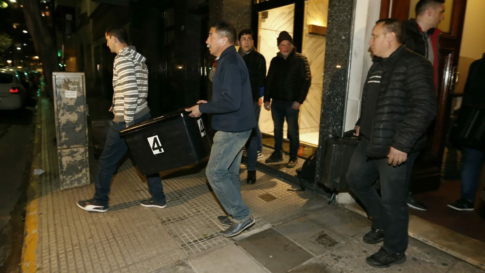 Los efectivos de la Policía Federal estuvieron durante horas en el departamento de Recoleta