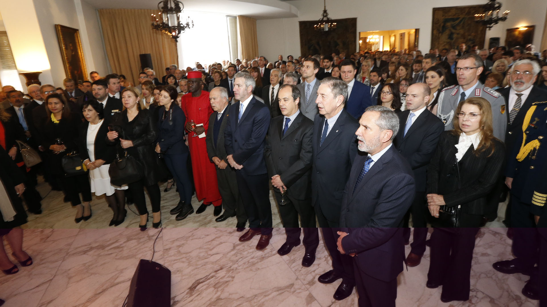 La emotiva jornada estuvo encabezada por el embajador de Uruguay, Héctor Lescano Fraschini, junto a la totalidad del cuerpo de la misión diplomática uruguaya en la Argentina. Durante la mañana, se realizaron ofrendas florales en la Plaza San Martín y en la Plaza República Oriental del Uruguay, donde se encuentra el monumento al General José Gervasio Artigas