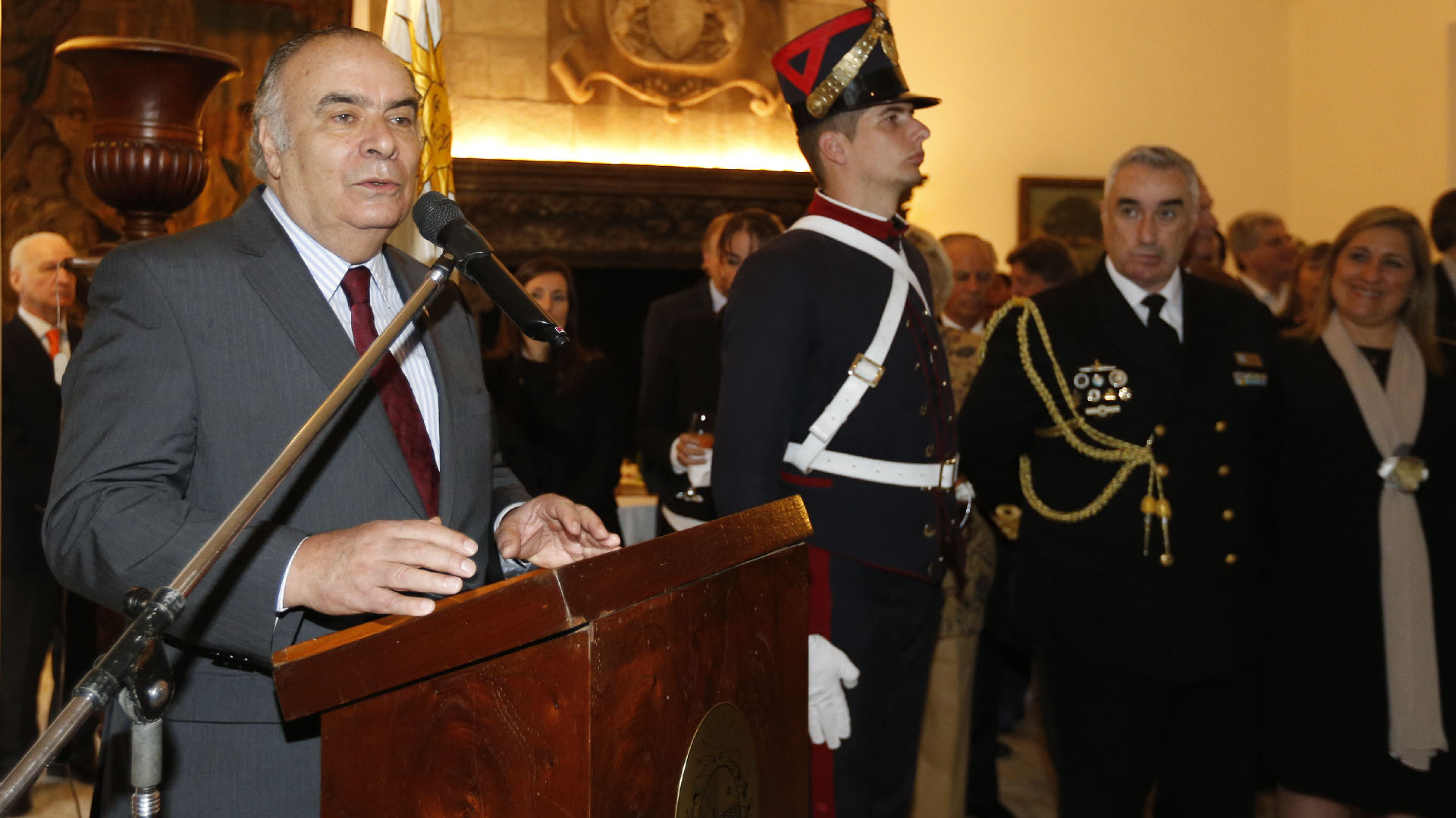 El embajador de Uruguay en la Argentina, Héctor Lescano Fraschini, durante su discurso en la tradicional recepción que se ofreció en la embajada, en el marco de la celebración de los 193 años de la Independencia de la República Oriental del Uruguay, ocurrida el 25 de agosto de 1825