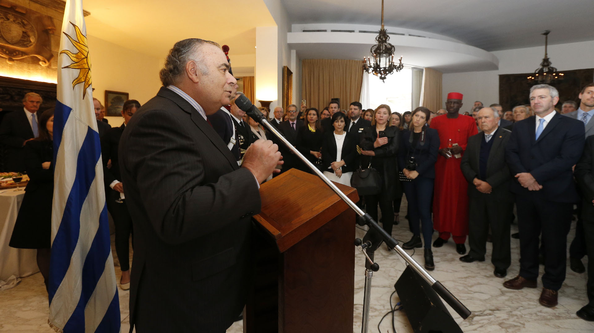 El Embajador resaltó el buen momento que atraviesan las relaciones bilaterales y la importancia histórica de esta celebración en un año especial, ya que la misión diplomática acaba de inaugurar la nueva sede de la embajada y el consulado general (ubicada en las calles Arenales y Uruguay). El evento contó con la presencia del presidente de Uruguay, Tabaré Vázquez; el presidente de la Argentina, Mauricio Macri y los cancilleres de ambos países, Rodolfo Nin Novoa y Jorge Faurie