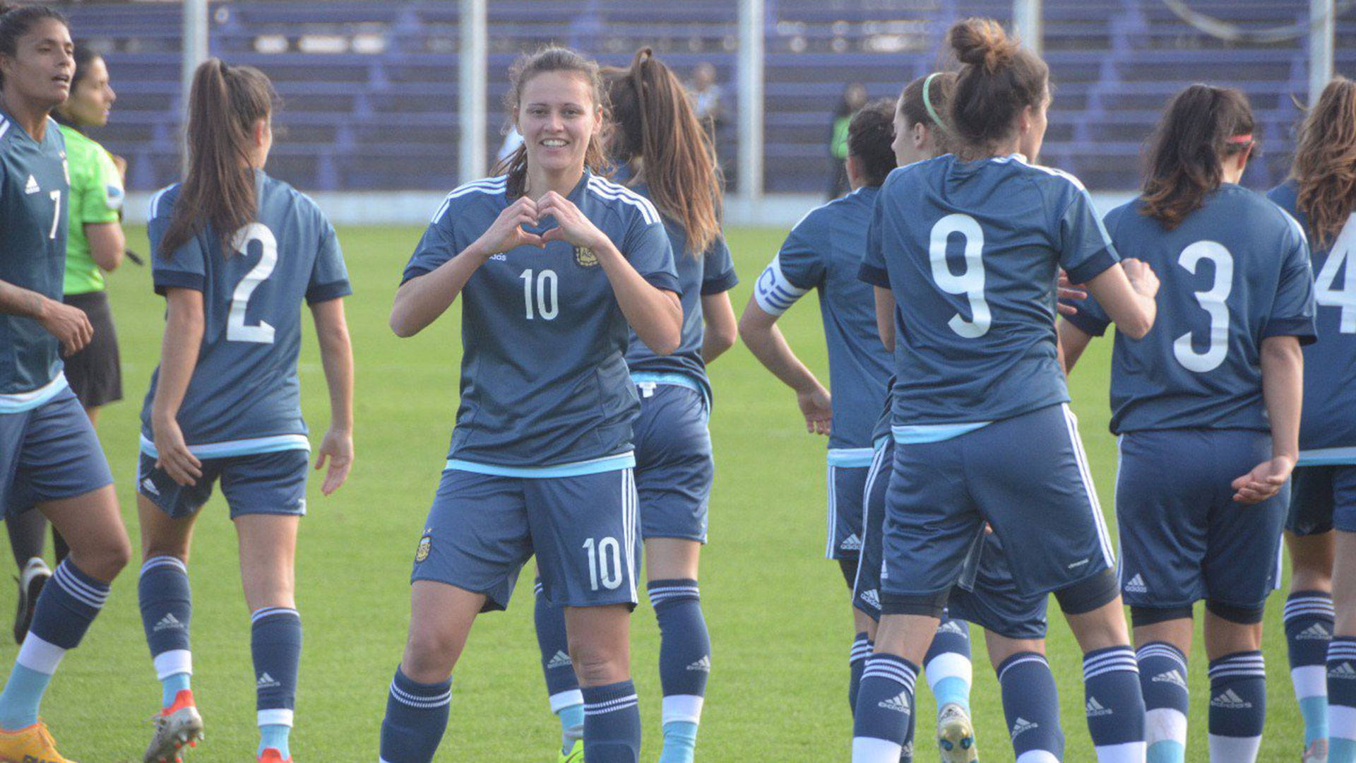La mediocampista lleva nueve años en la Selección (@Argentina)