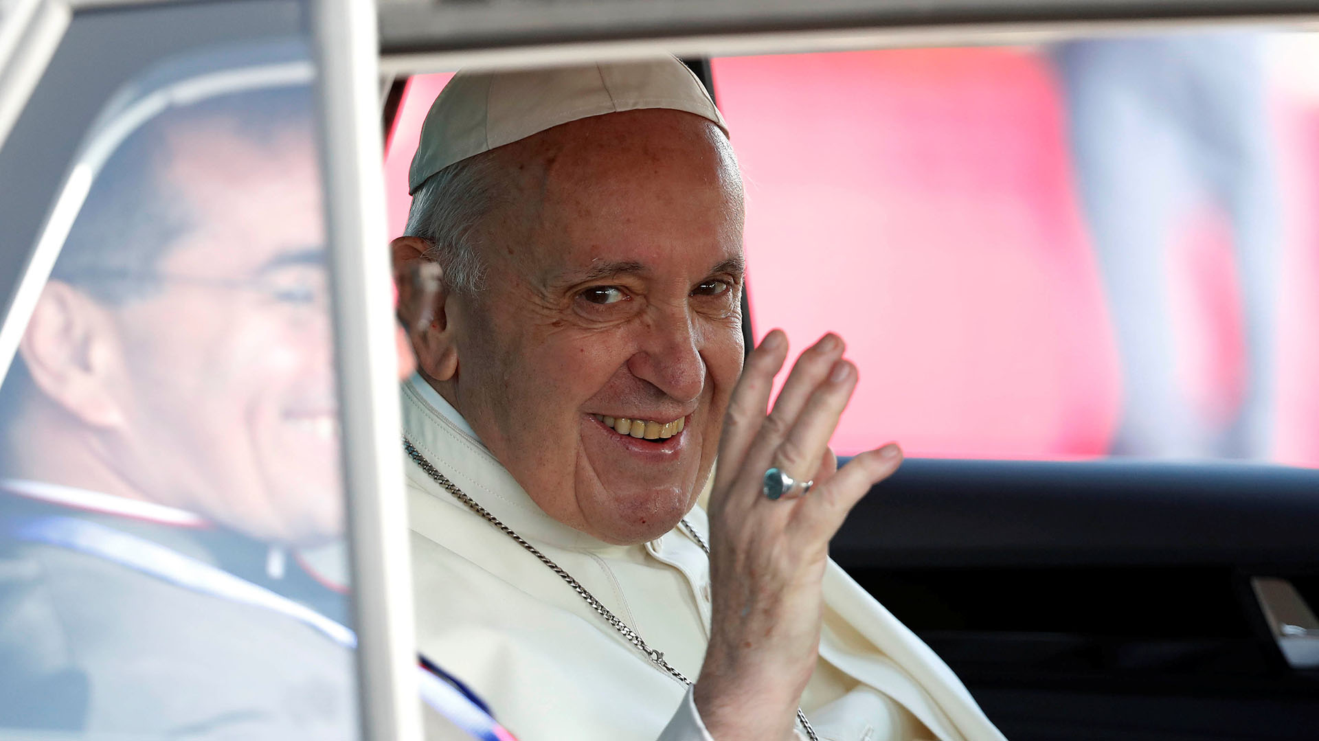 El Papa saluda a la gente en Dublín (Reuters)