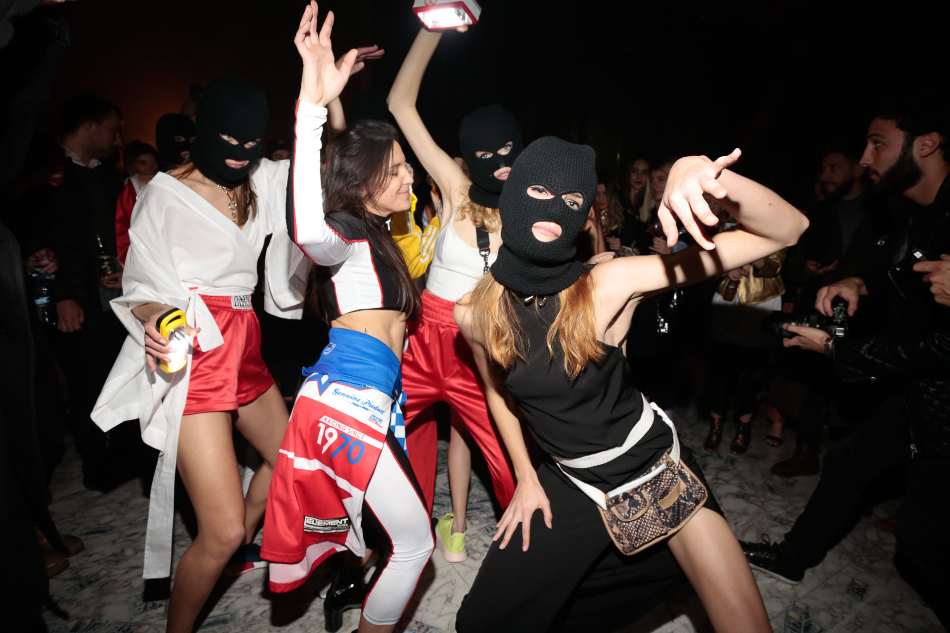 La marca realizó una fiesta en un mítico banco de Buenos Aires, que incluyó una performance de las modelos robando el banco