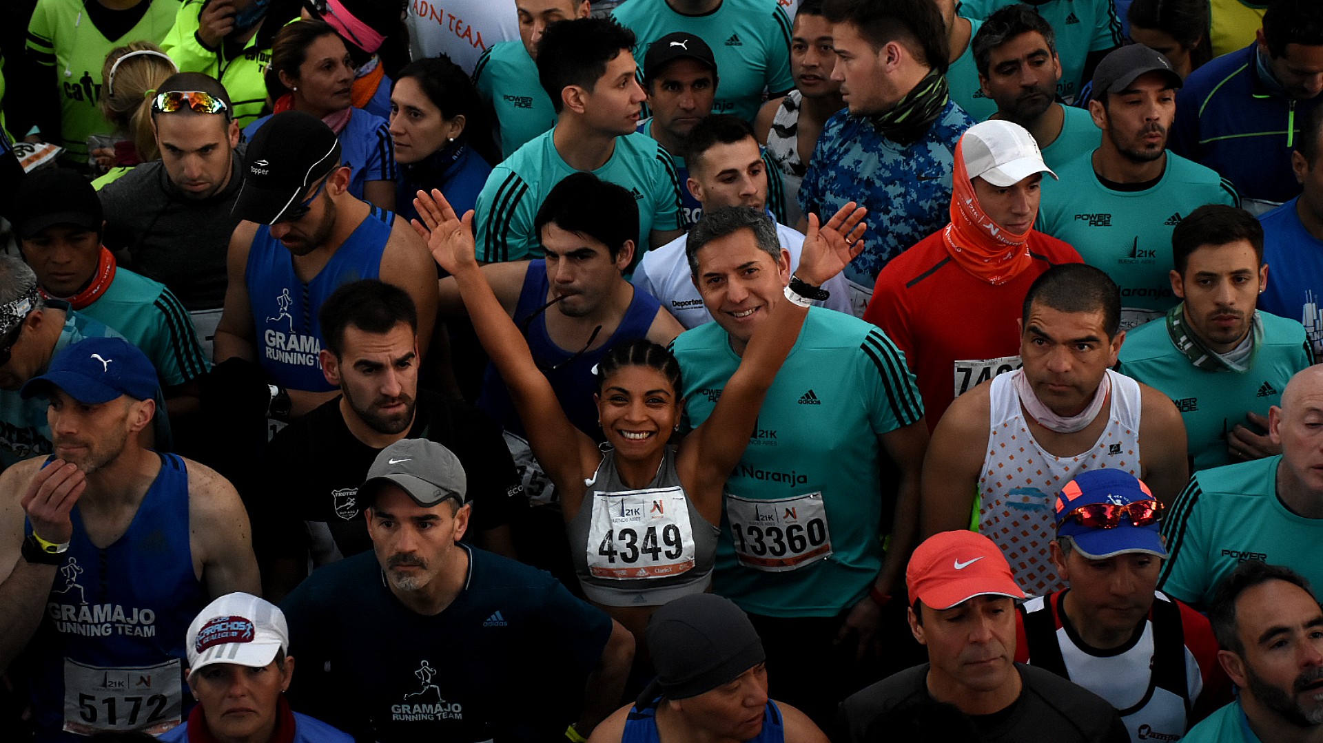 Antes de la largada, los corredores posan para las fotos, se hacen nuevos amigos y se preparan para un evento deportivo que requerirá de un gran rendimiento físico