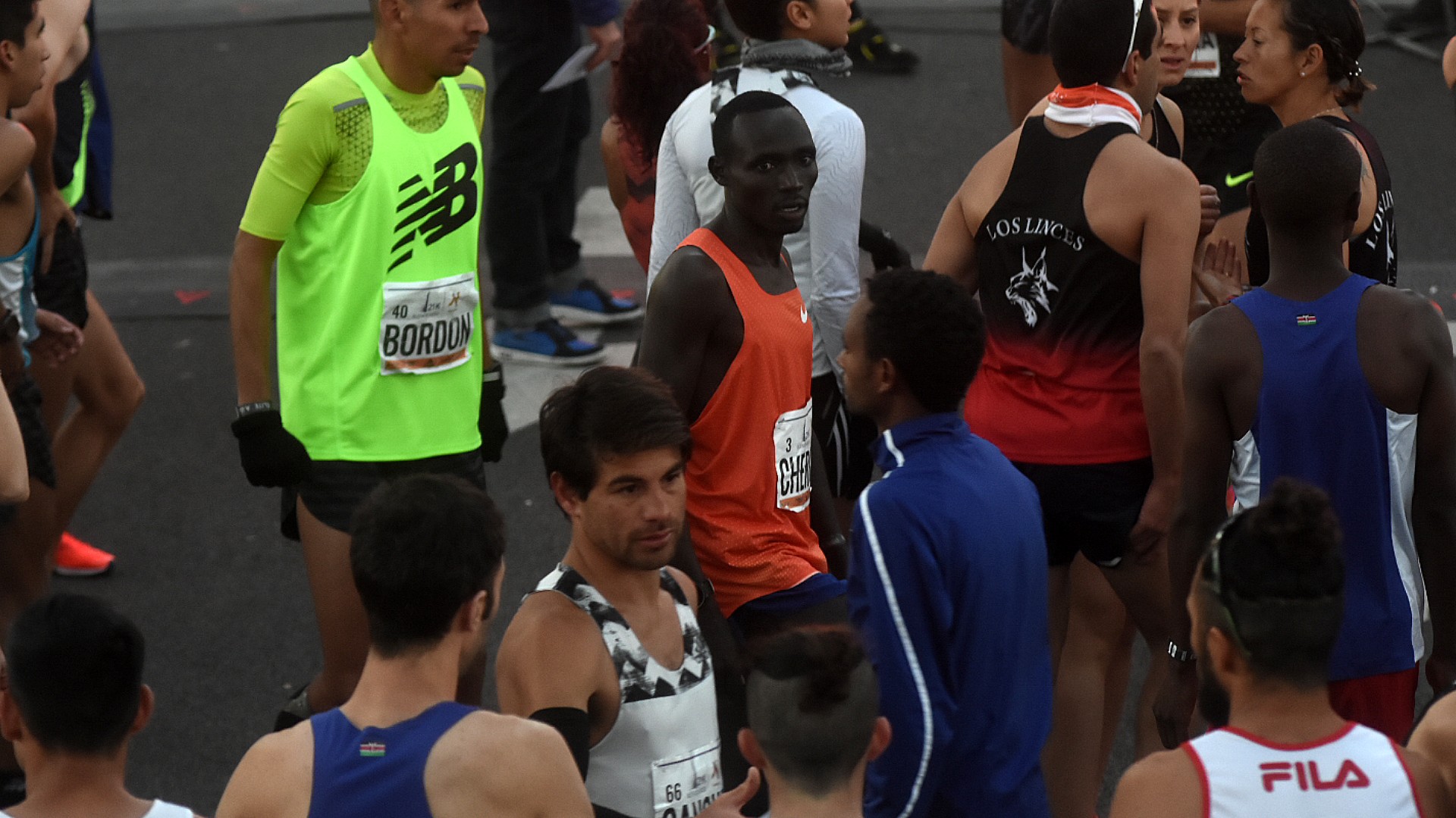 Los corredores africanos fueron las grandes estrellas de la maratón. Ya se esperaba que el keniata Bedan Karoki y el etíope Mosinet Geremew rompieran el récord