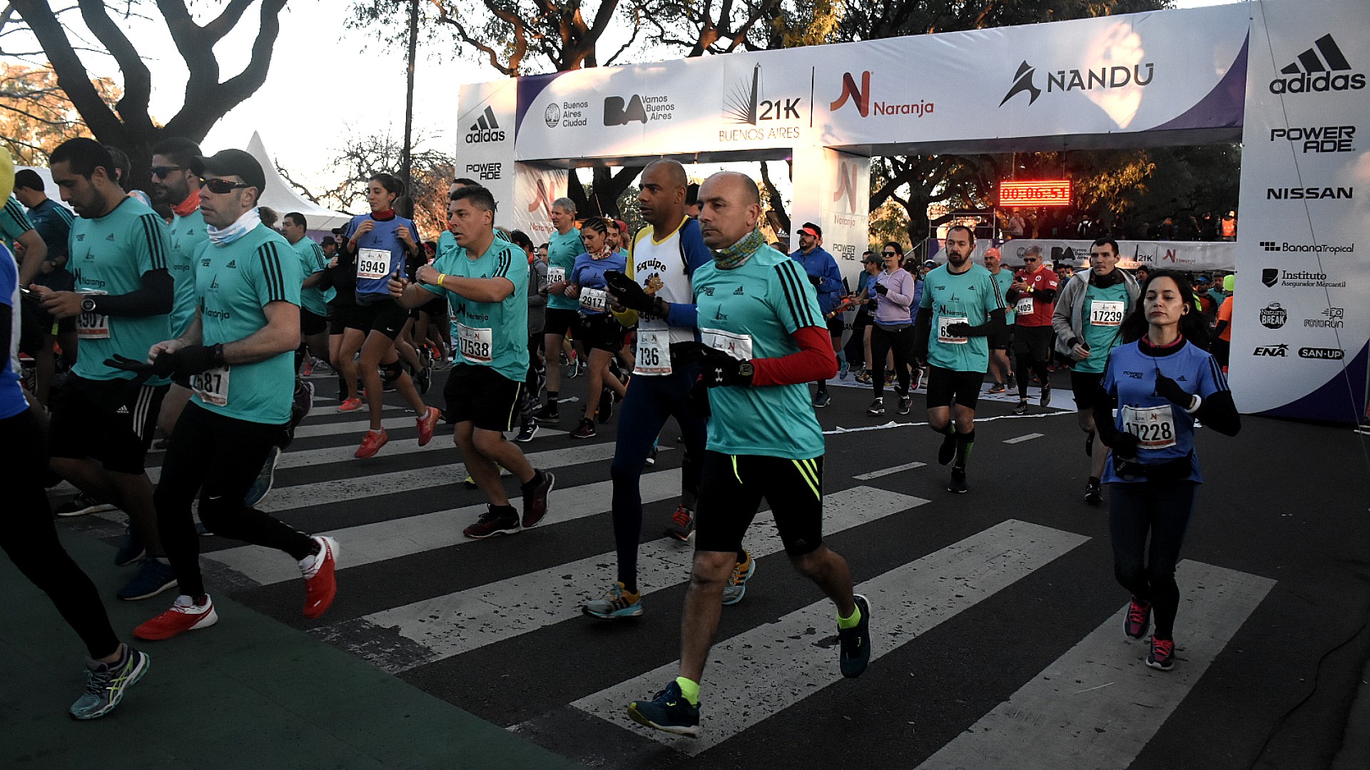 Los corredores, abrigados, comienzan a partir en una gélida mañana de domingo
