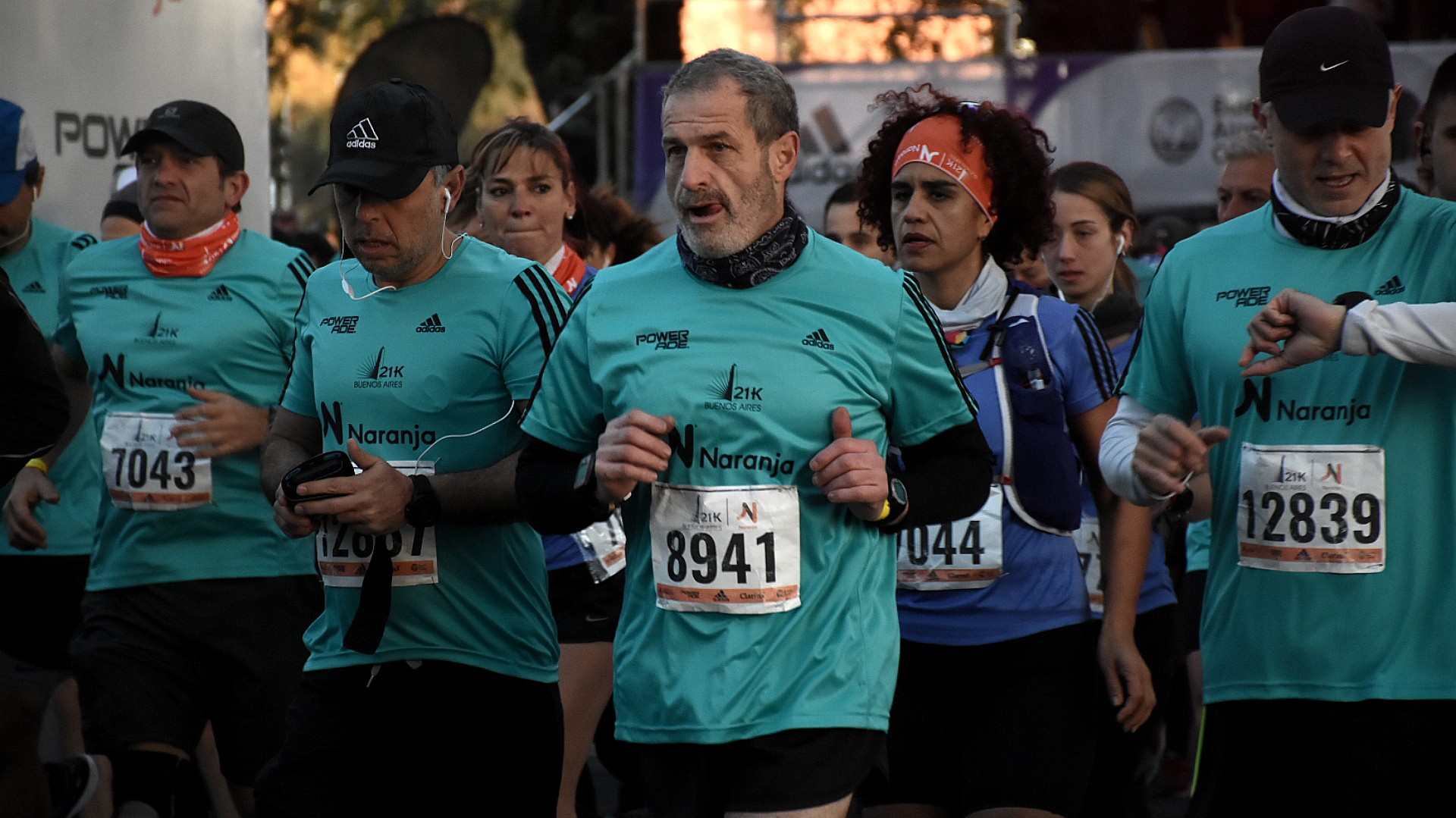 Los primeros corredores profesionales comienzan a salir pasadas las 7.30 am. Algunos muy concentrados, con auriculares y cronómetros