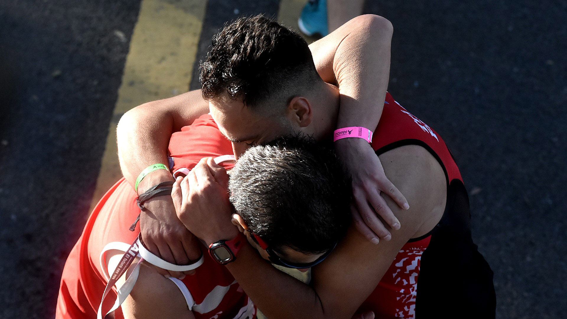 Los abrazos entre los runners, algunos amigos, otros compañeros de equipo que vienen entrenando juntos hace tiempo
