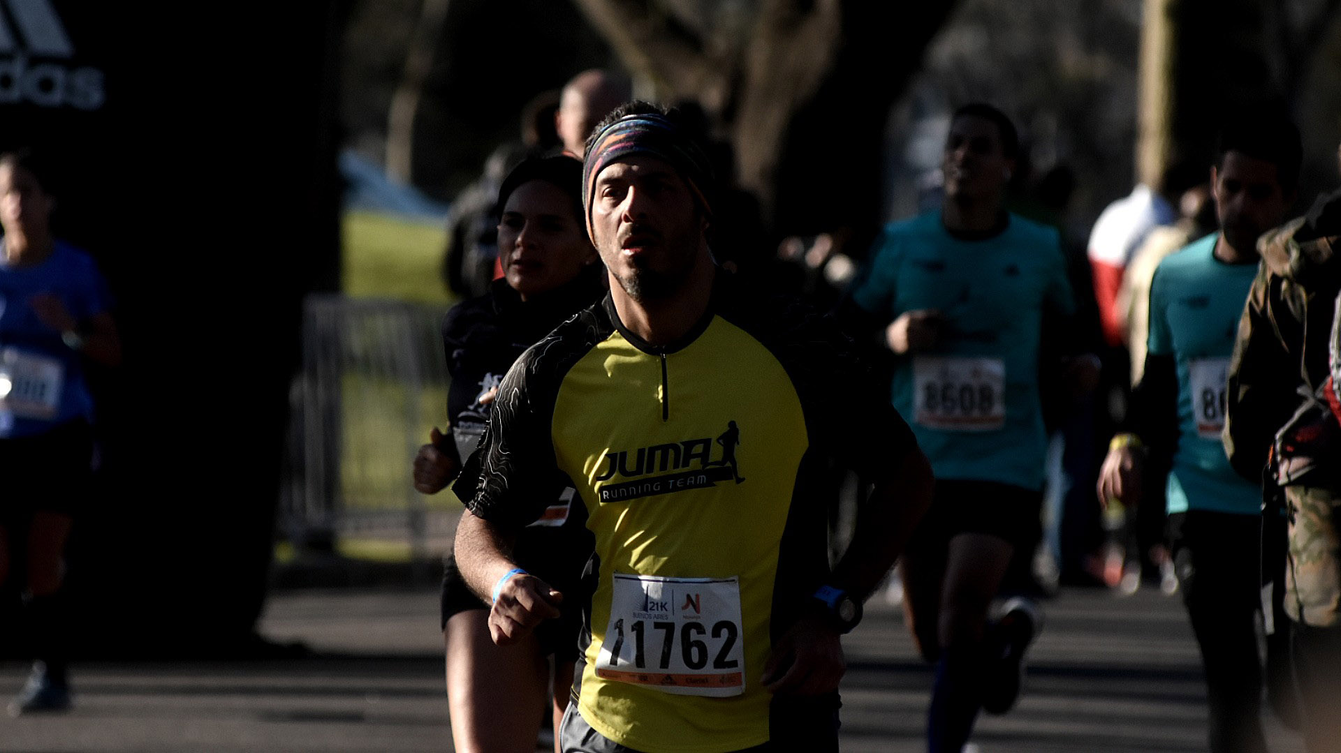 Ya cansados pero muy motivados, los últimos runners comenzaban a llegar a la meta