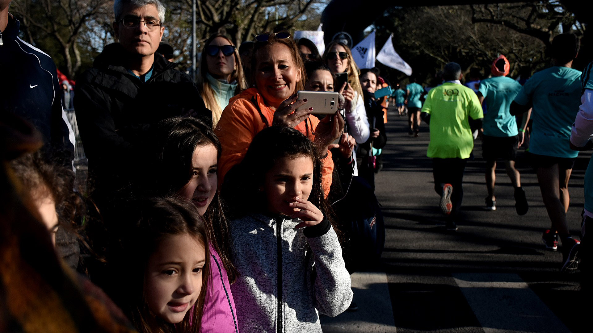 Las familias y los amigos de los corredores siguen el recorrido e inmortalizan el momento