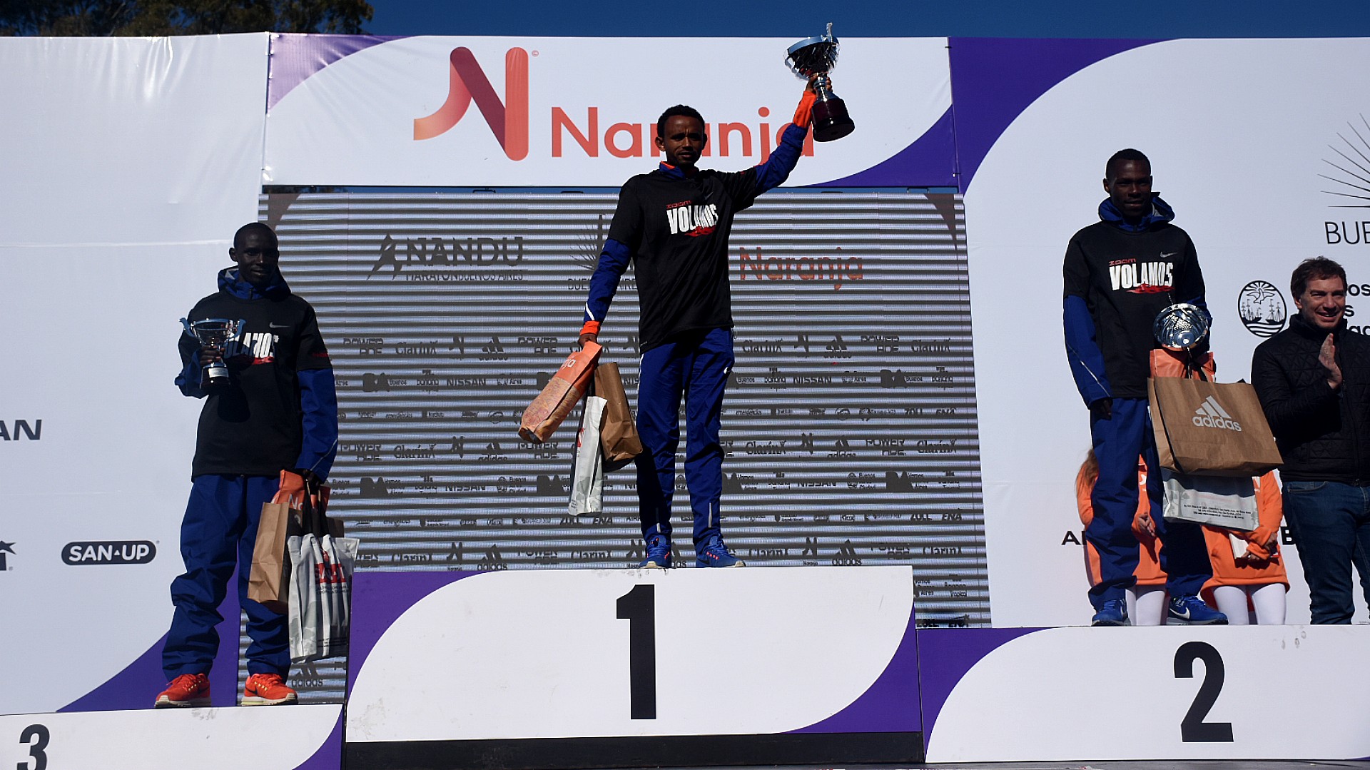 Geremew, con 59 minutos 48 segundos, es el ganador de la media maratón. Bedan Karoki llega en segundo lugar con 59:49 y Lawrence Cherono en tercero con 1.01.58. El podio de los ganadores