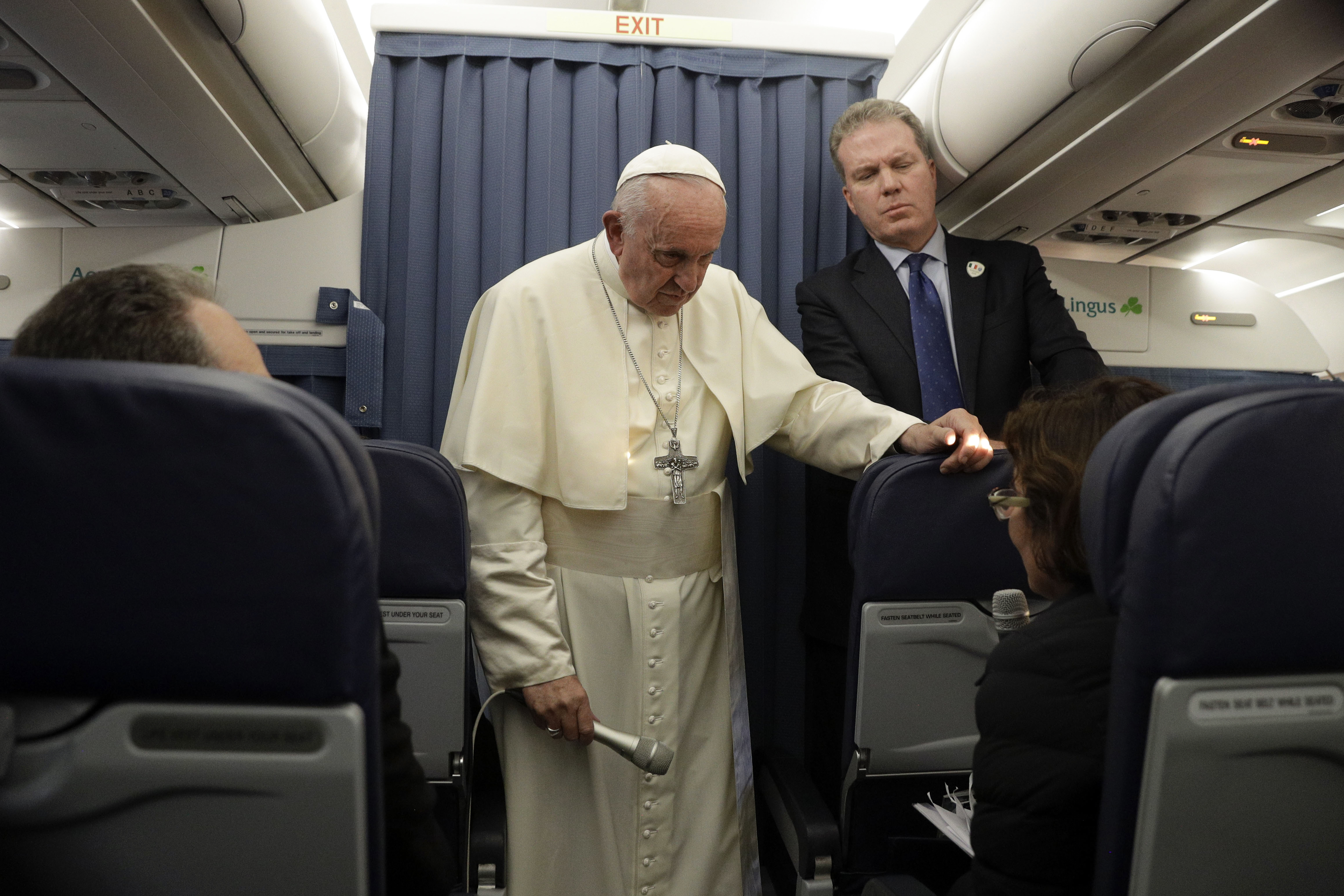 Un momento de la rueda de prensa a bordo del avión (AFP/Gregorio Borgia)