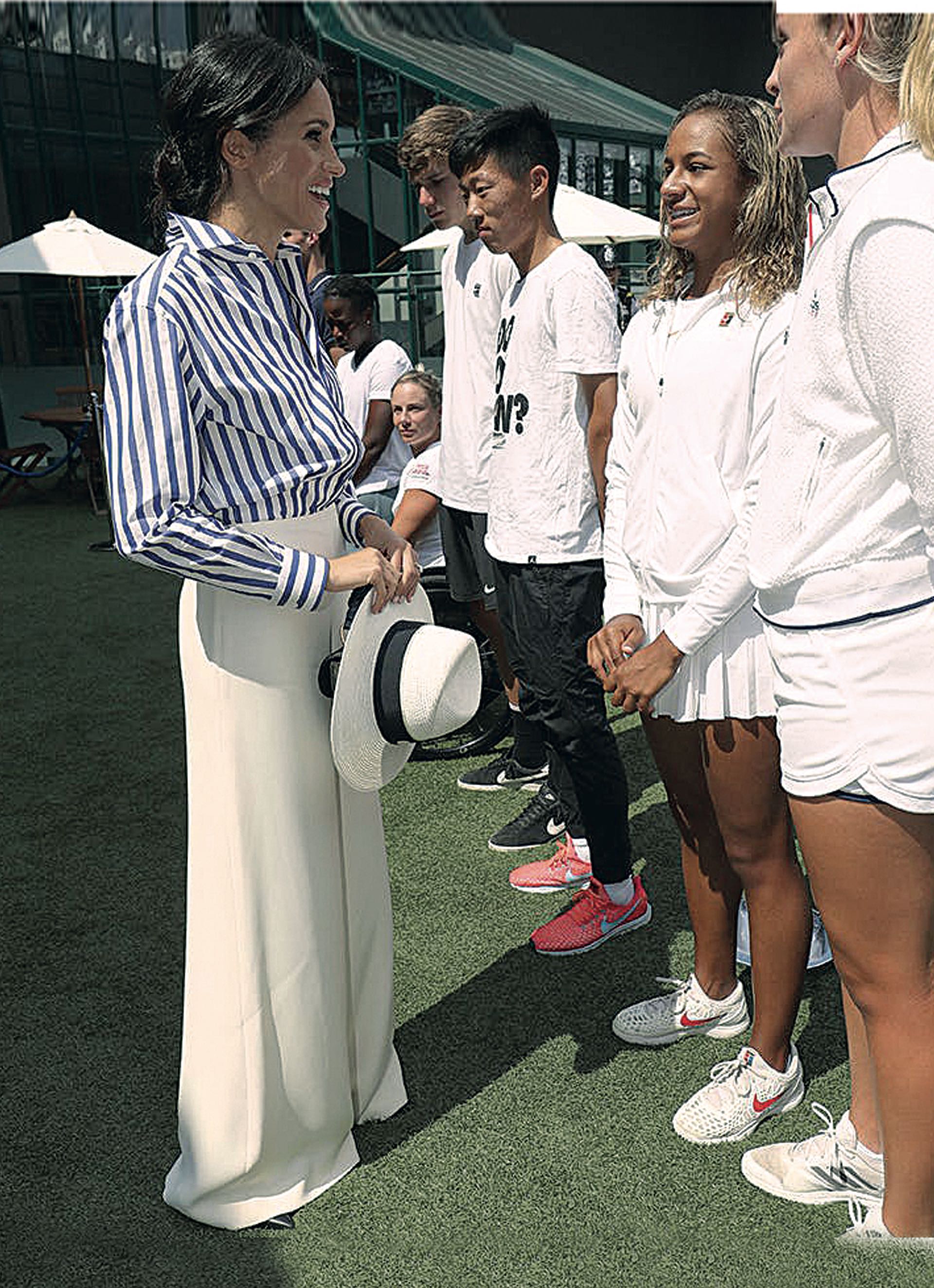 Meghan Markle: frescura oversize, el 14 de julio en Londres. Para ver jugar a su amiga Serena Williams en Wimbledon, lució camisa a rayas en azul con pantalón ancho de seda Mulberry en crema by Polo Ralph Lauren. El sombrero de paja es de Maison Michel. Y la cartera modelo Giannini (escondida detrás del sombrero) es de Altuzarra. Acá, otra vez, el mismo peinado.