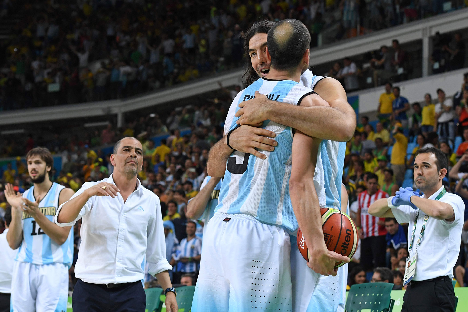 Manu con su amigo y compañero Scola, las dos máximas leyendas del basquet argentino unidas en un abrazo