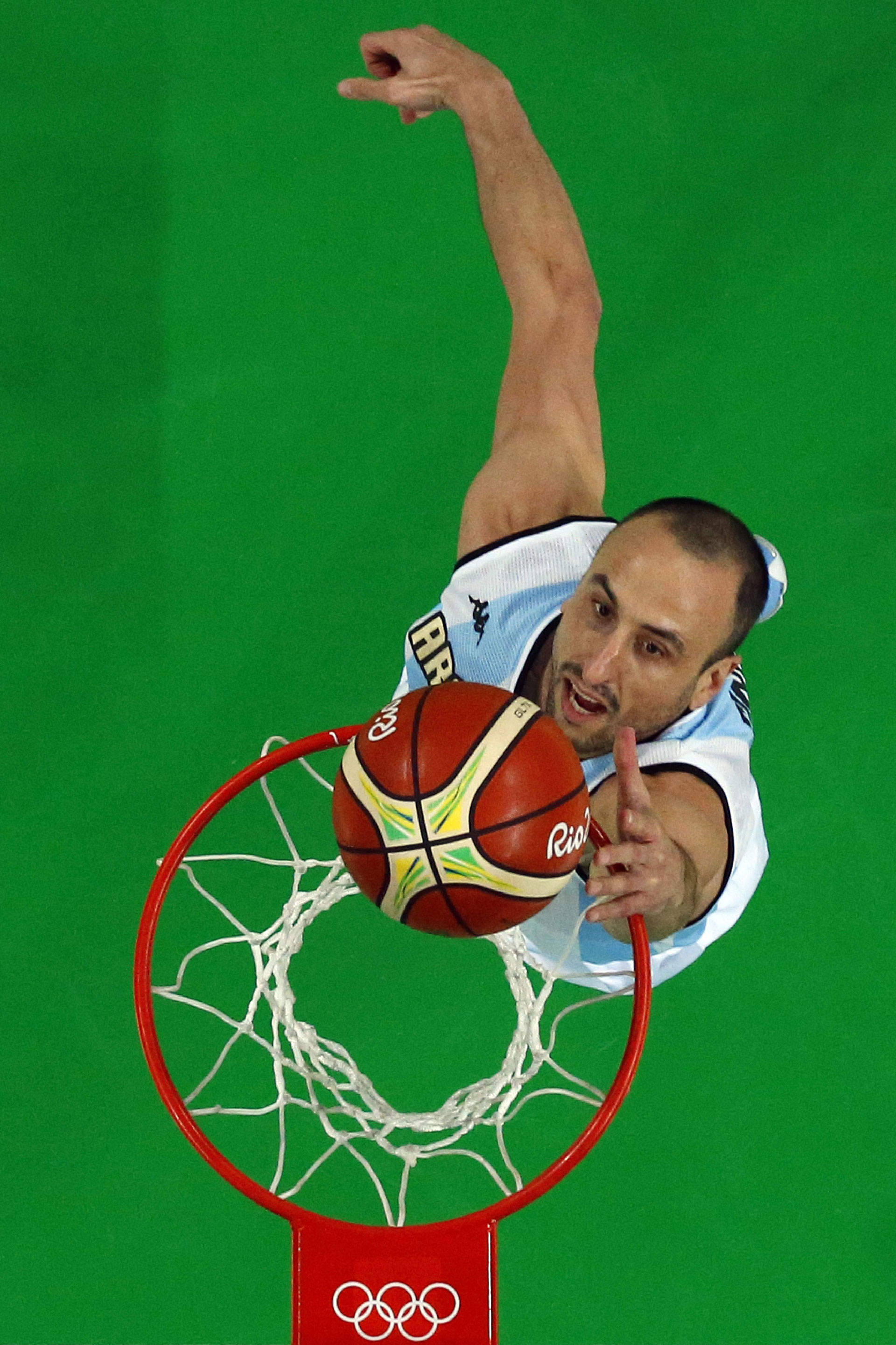 Con 40 años, Ginobili fue uno de los últimos integrantes de la Gerenación Dorada en jugar en la Selección