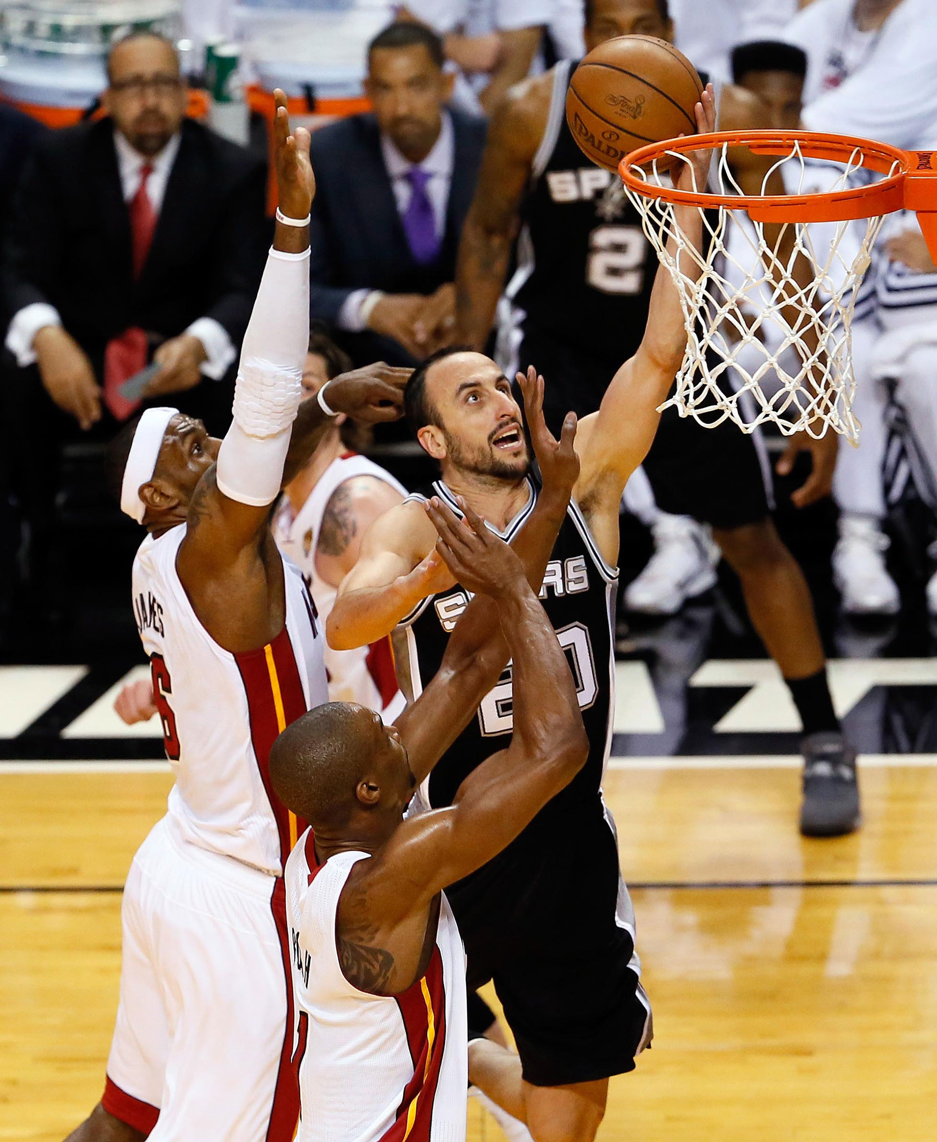 Manu rompiendo la defensa de Lebron James, en un duelo de playoffs