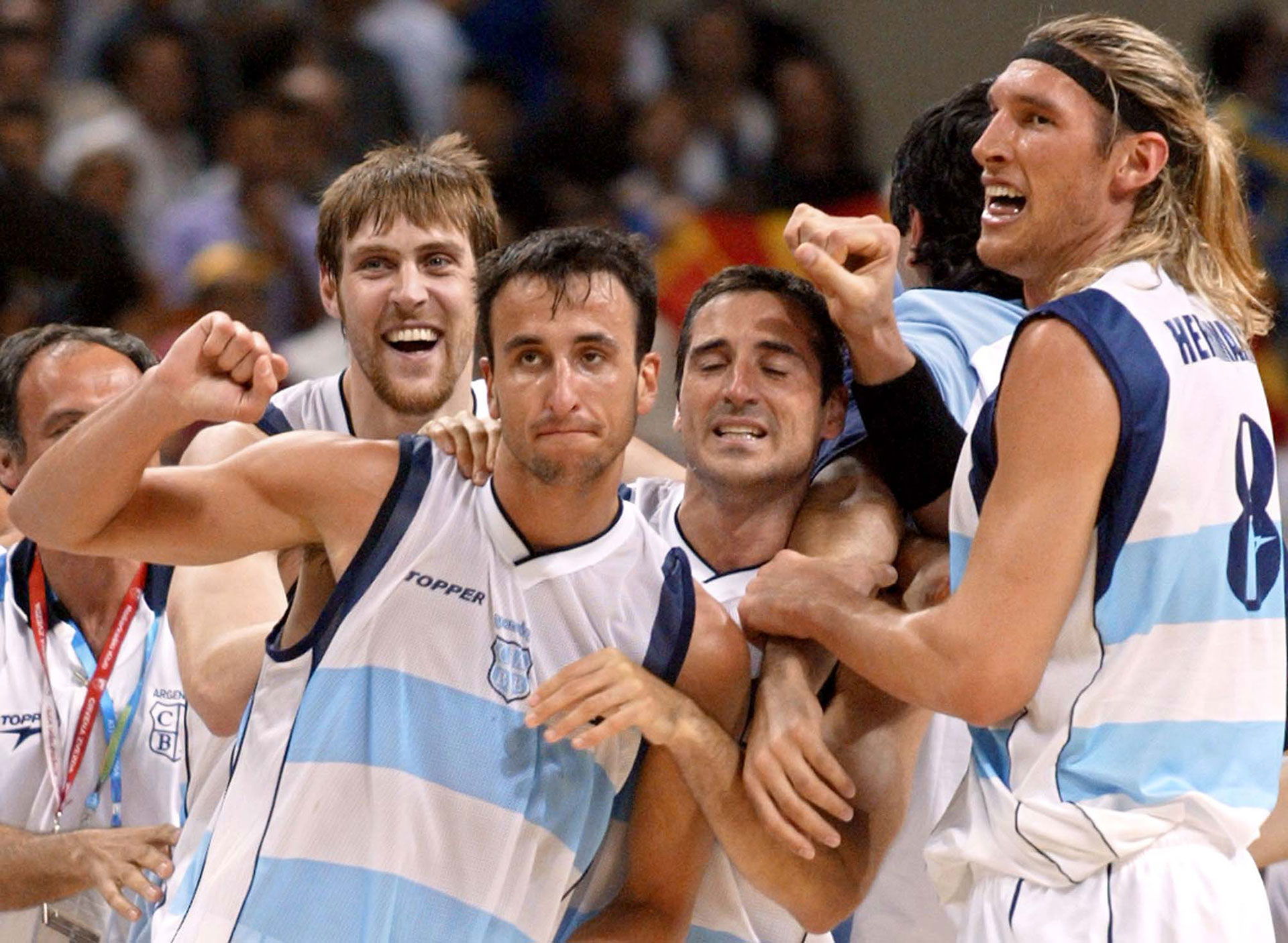 Herrmann, Montecchia y Nocioni celebran junto a Manu en Atenas 2004, tras el histórico triunfo ante Estados Unidos
