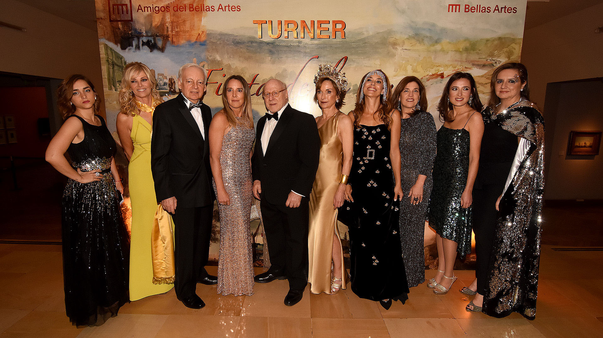 La comisión directiva de la Asociación Amigos del Museo Nacional de Bellas Artes (AAMNBA), encabezada por su presidente Julio Cesar Crivelli (centro), en la gala “Turner, fiesta de la luz” a beneficio de ese Museo y en ocasión de la exposición temporaria de William Turner