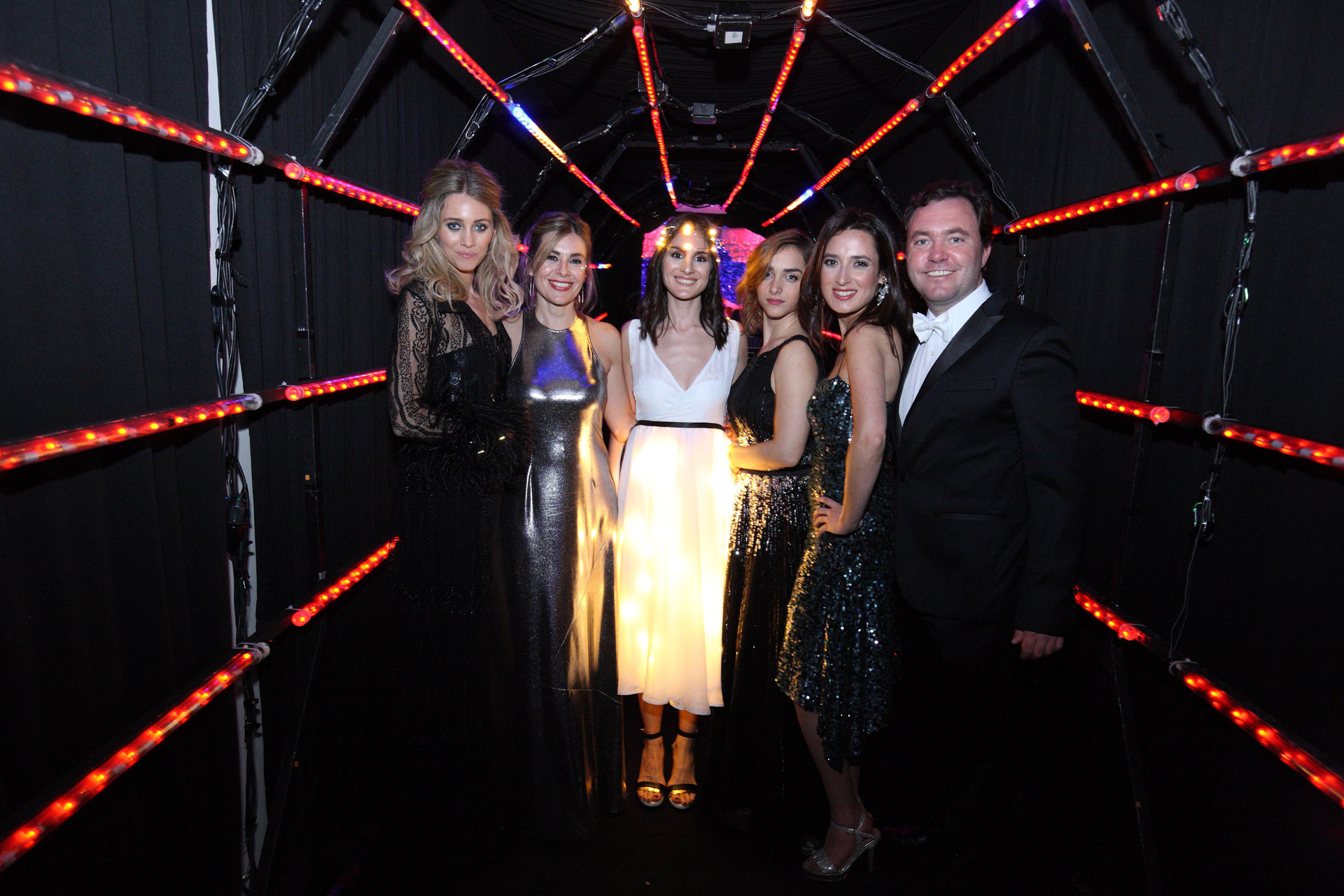 Sophia Blaquier, Agustina Herrera, Sofía Pinto, Ayelén Privato, Magdalena Grüneisen y Matías Martins (integrantes de la Comisión de Jóvenes de la AAMNBA)
