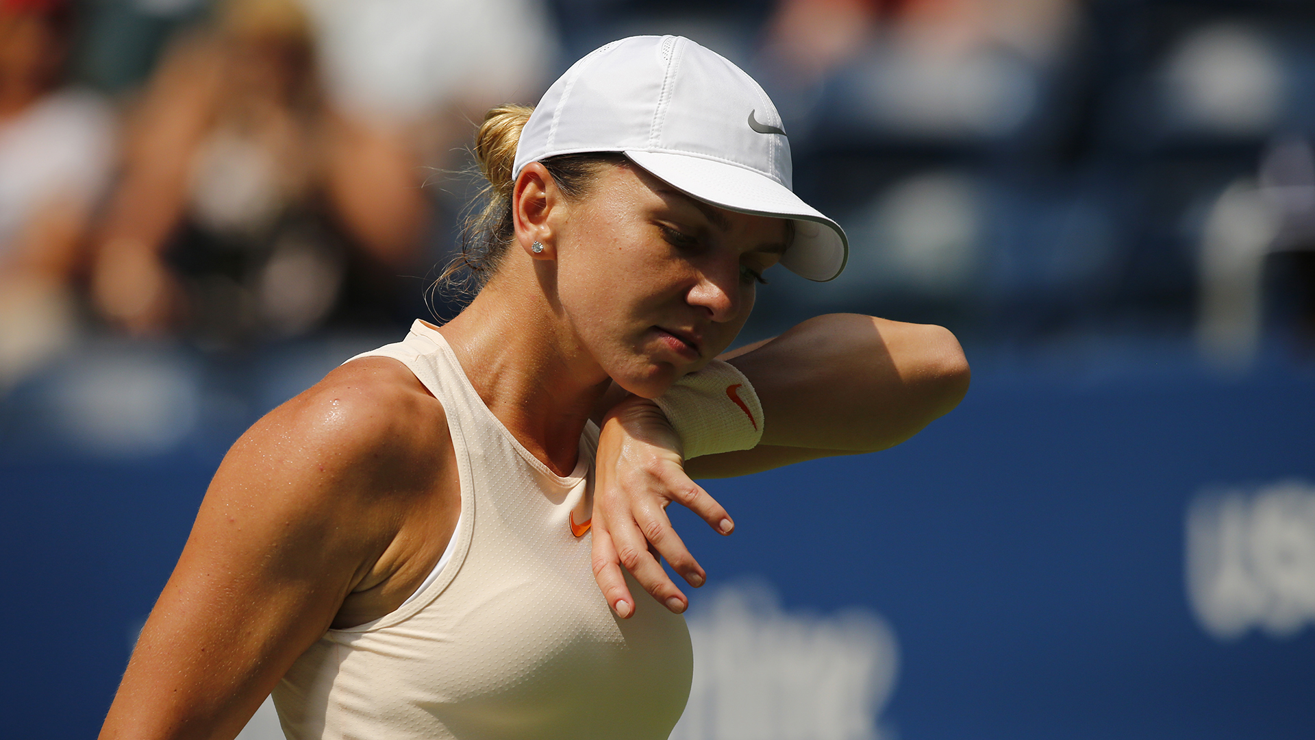 Simona Halep quedó eliminada en primera ronda, pero antes tuvo que transpirar