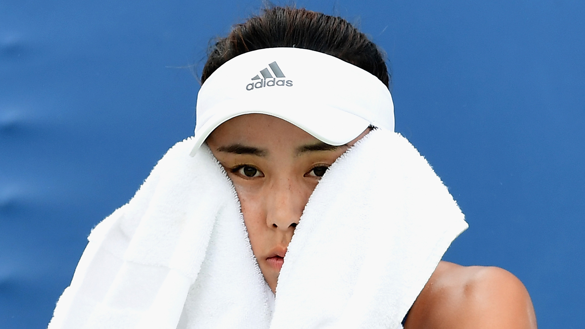 Qiang Wang, de China, optó por las toallas húmedas para contrarrestar la temperatura