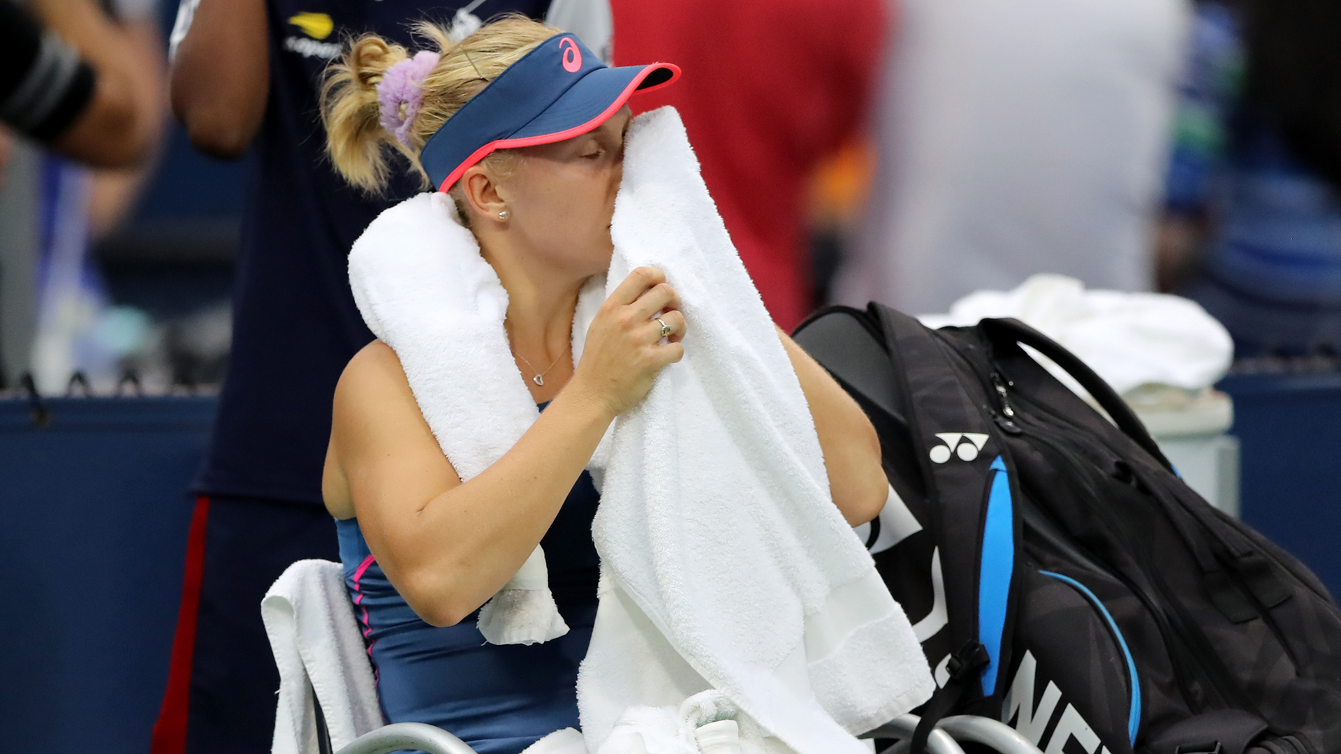 Daria Gavrilova, de Australia, sufriendo el calor ante la española Sara Sorribes Tormo