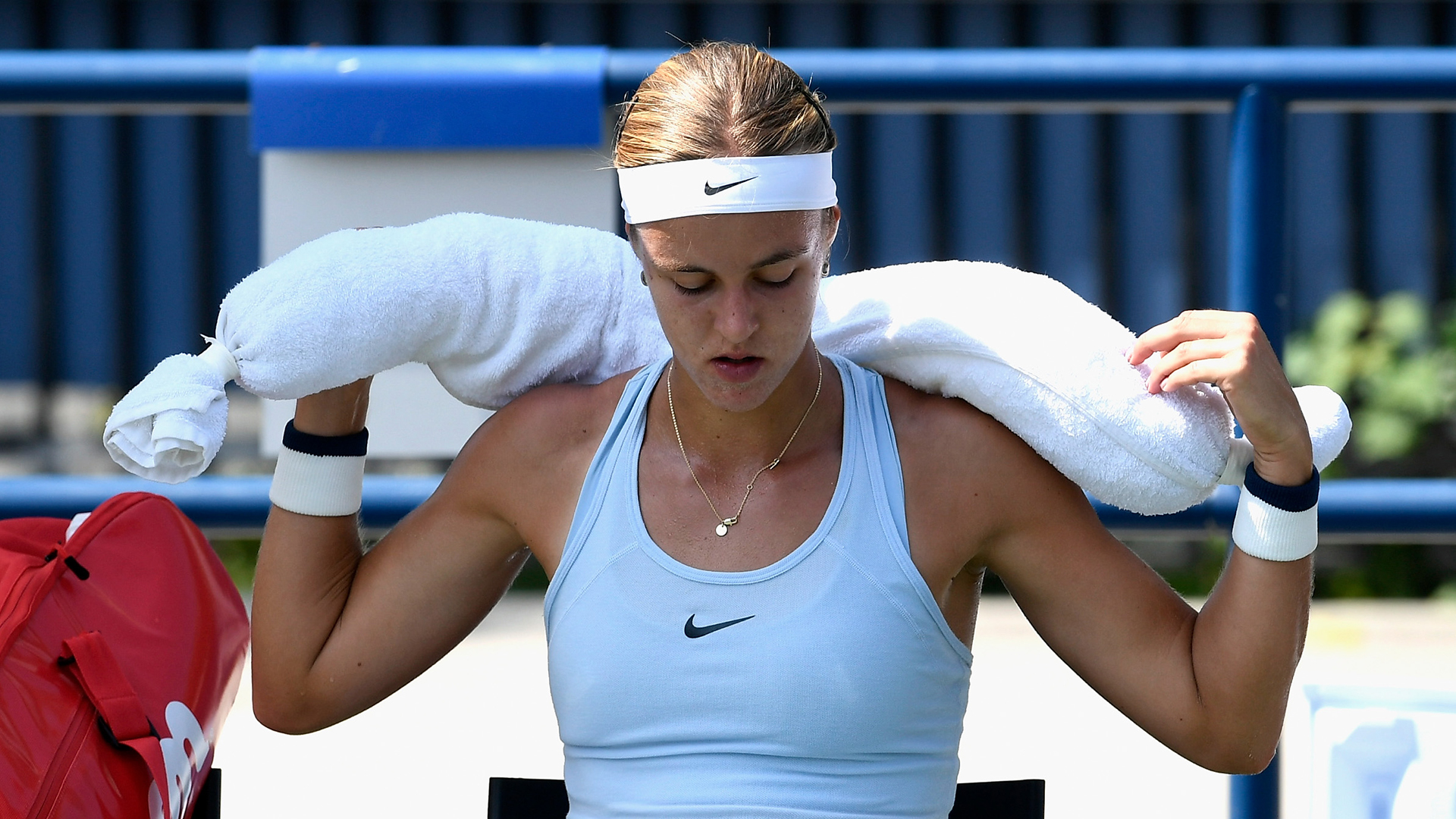 La eslovaca Anna Karolina Schmiedlova of Slovakia busca aire durante el descanso ante la china Yafan Wang