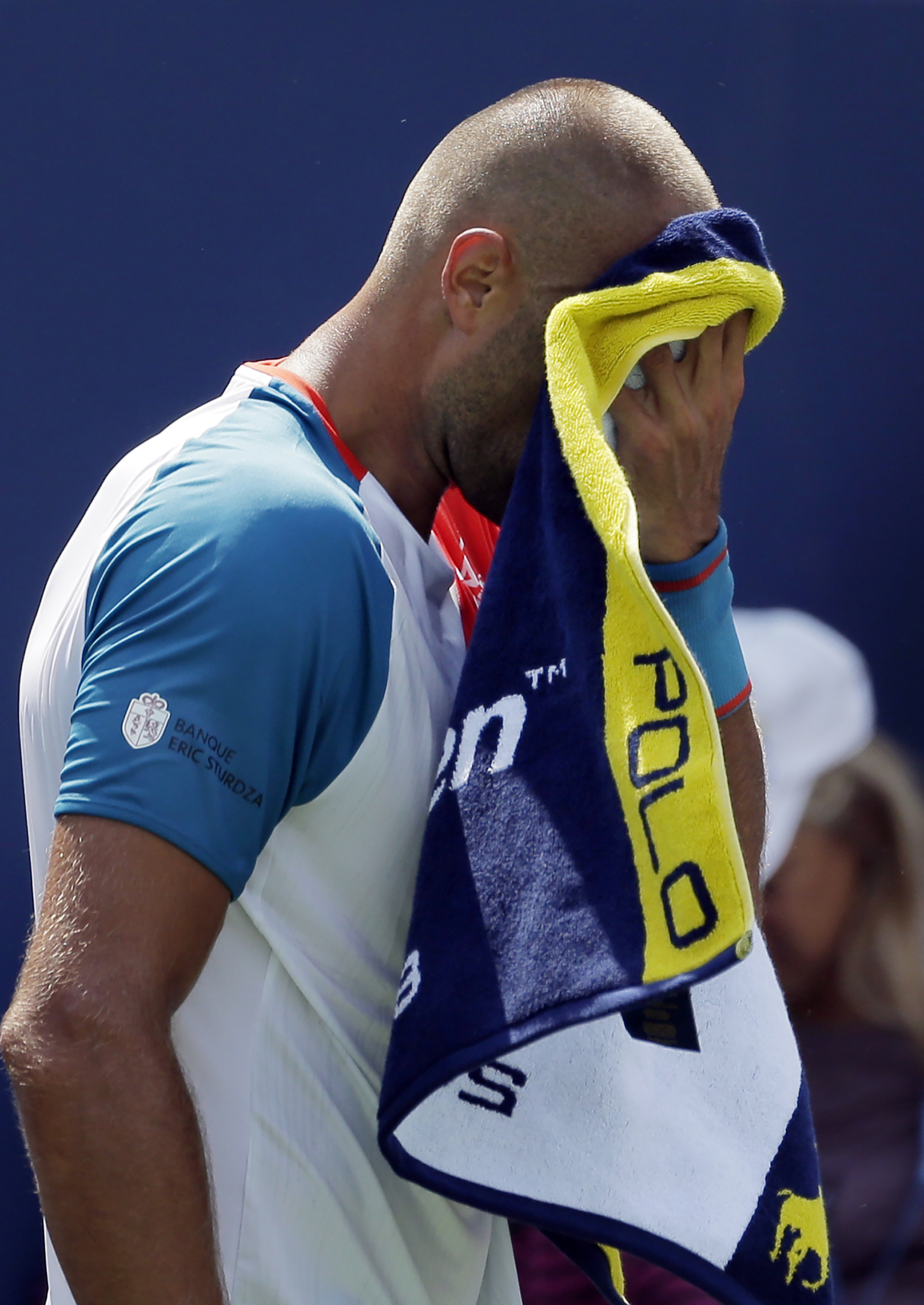 El rumano Marius Copil se esconde del sol