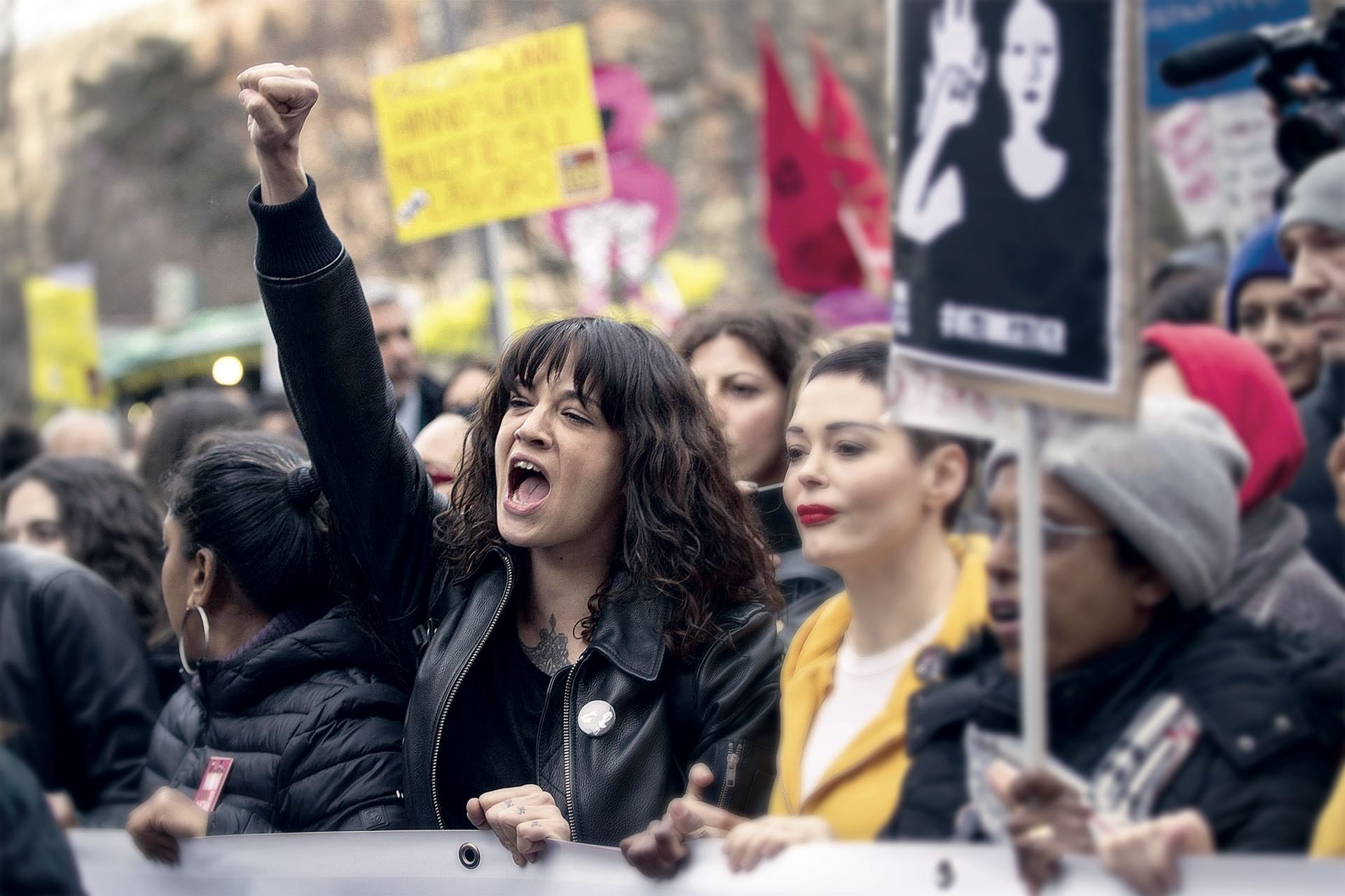 Asia junto a Rose McGowan en una movilización del movimiento que denuncia las agresiones sexuales. Ahora, su colega tomó distancia: “Tengo el corazón roto”, dijo.