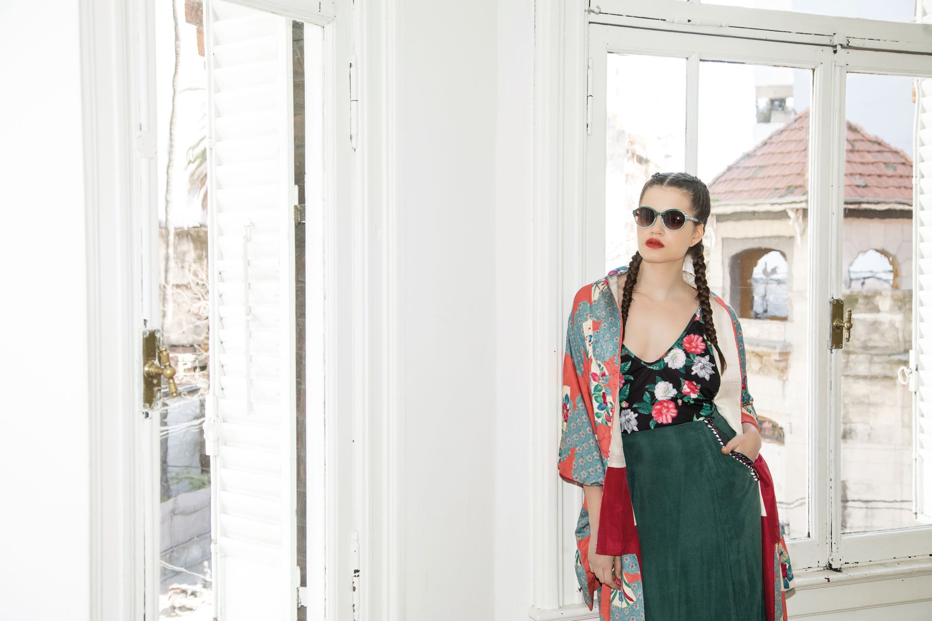 Kimono estampado y pollera larga de seda (Anushka Elliot), traje de baño estampado ($ 1.849, Luz de Mar) y anteojos de sol (Ranieri para Ossira). (Foto: Fernando Venegas/ Para Ti)