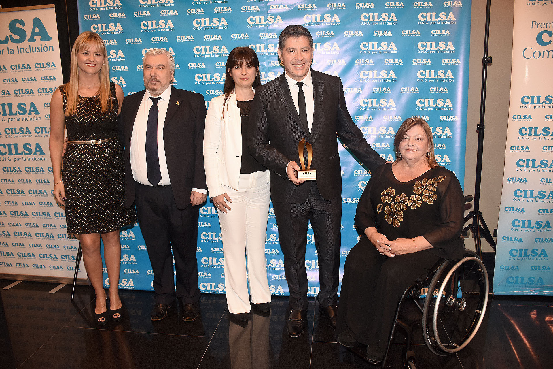 El locutor y conductor televisivo Guillermo Lobo, padrino del Centro de Atención Primaria de la Salud de la localidad de Volcán (provincia de Jujuy), con su premio al Compromiso Social