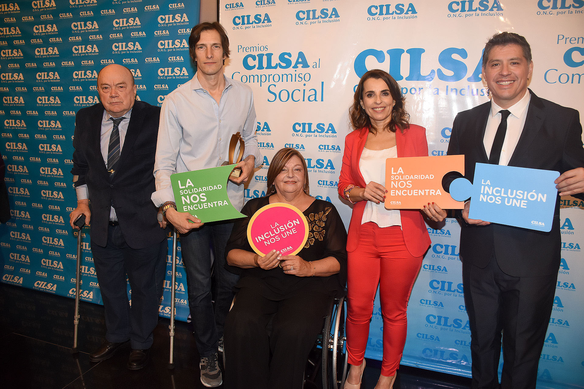 La escultura del Premio “Juan L. Vega” al modelo de vida comprometido fue especialmente intervenida por Natalia Miño, beneficiaria del Programa Nacional de Becas y Oportunidades, que comenzó su formación como artista plástica en el taller de arte experimental guiado por terapistas ocupacionales del Hospital Moyano