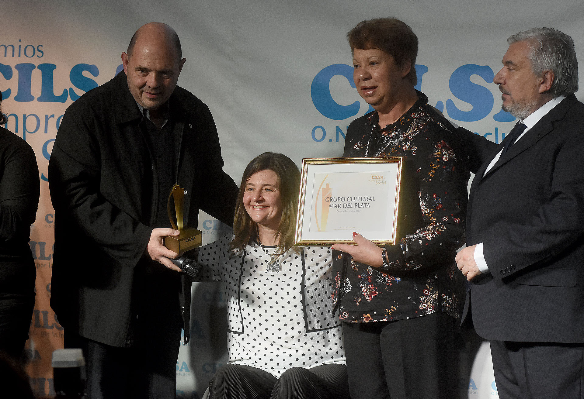 El empresario artístico Carlos Rottemberg, padrino del grupo “Cultural Mar del Plata”, recibió el premio al Compromiso Social