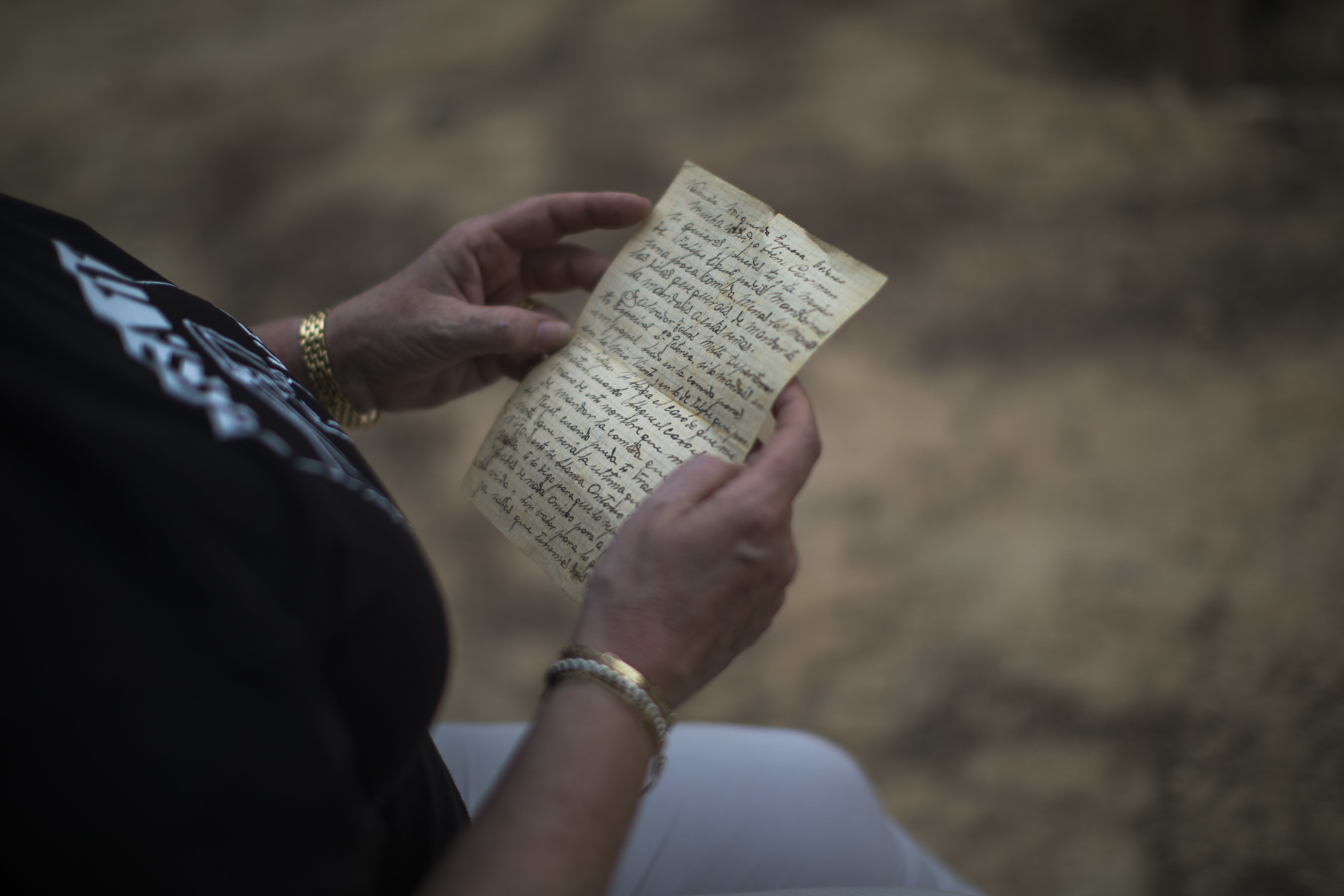 Carmen Gomez con una carta que escribió su abuelo Vicente Gomez antes de ser ejecutado en Paterna por los franquistas (AP/Emilio Morenatti)