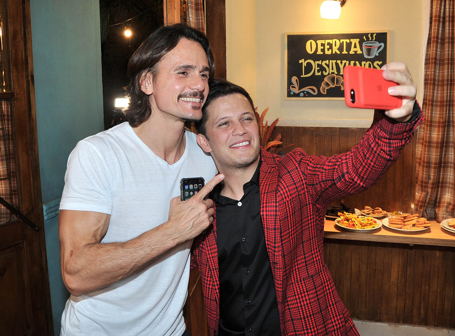 Cristian Sancho y Darío Lopilato posan para una selfie