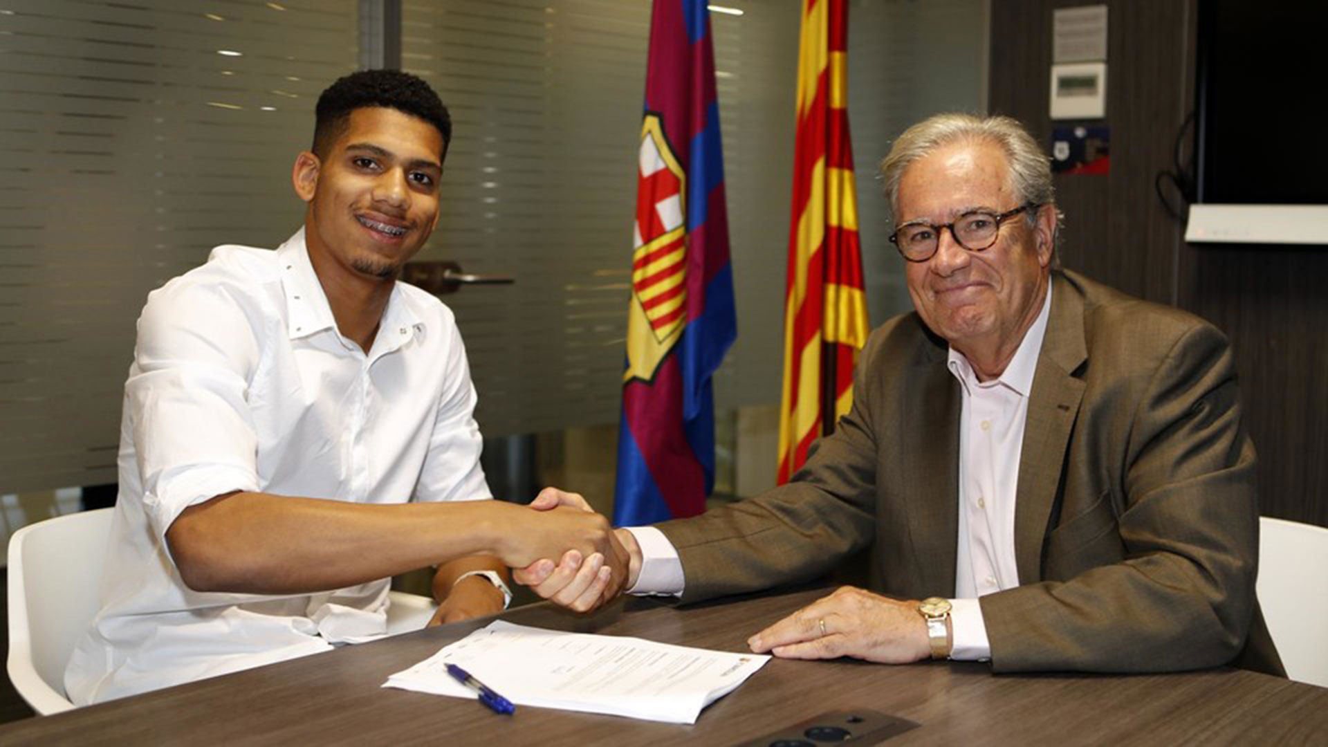 El uruguayo Ronald Araujo, de 19 años, firmó contrato con el Barcelona FC