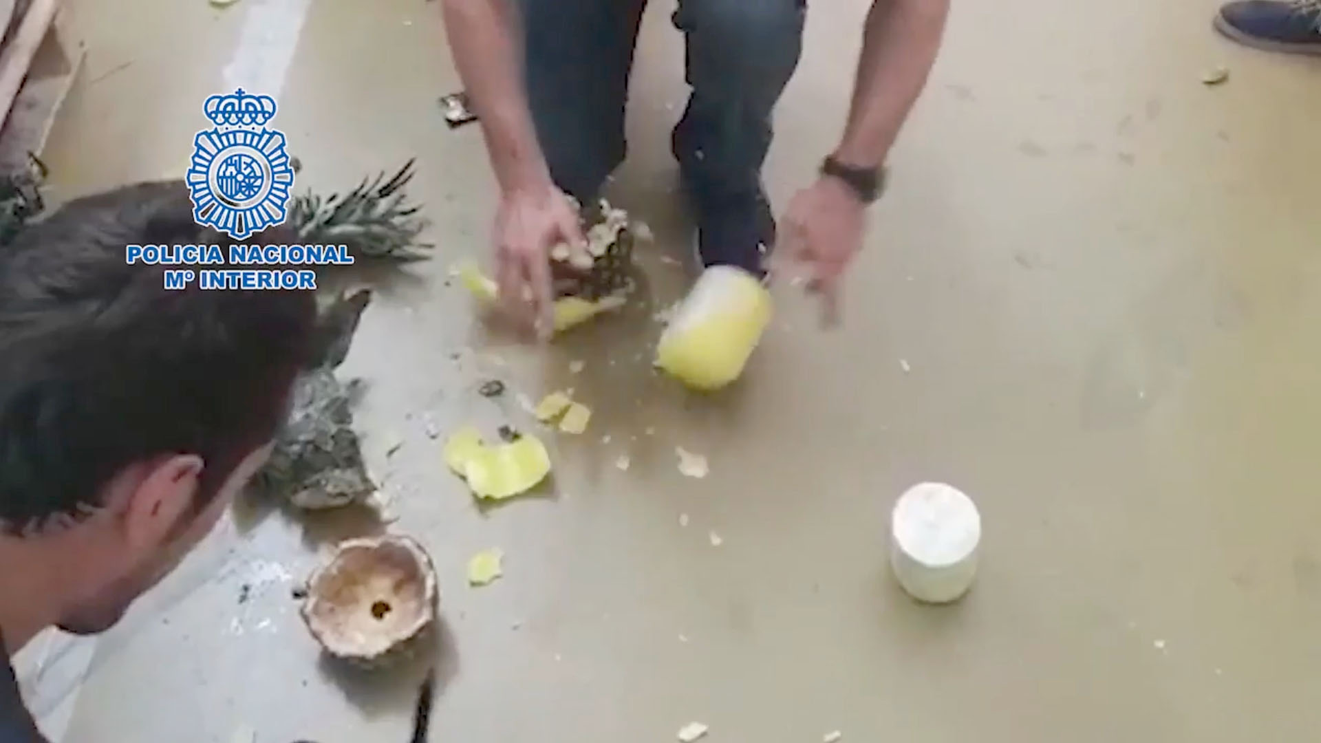 Así sacó el paquete de cocaína