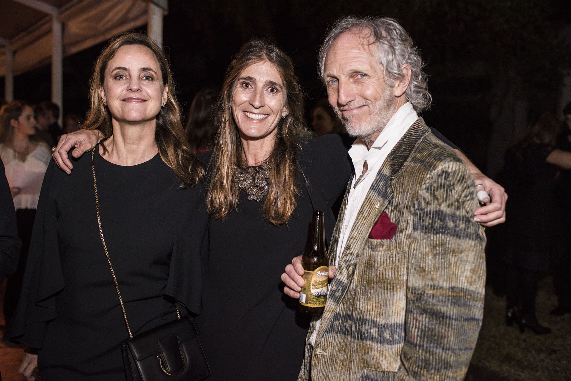 Marina Braun, Mercedes Frers y Boy Olmi, quien también condujo la cena anual de ASANA