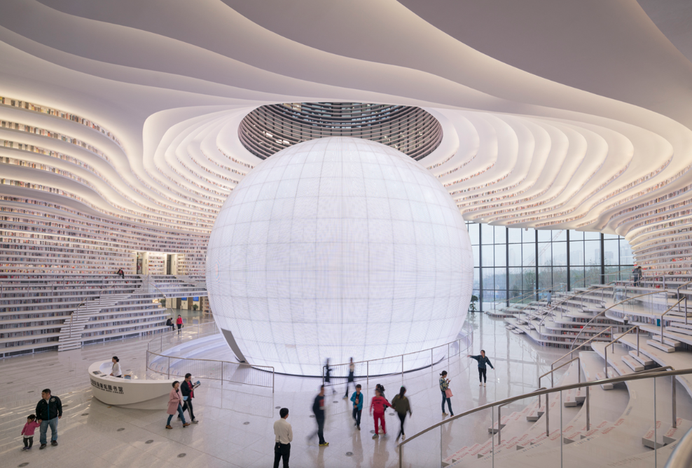 La arquitectura futurista es en sí una experiencia artística, con cinco pisos de cascadas de libros.