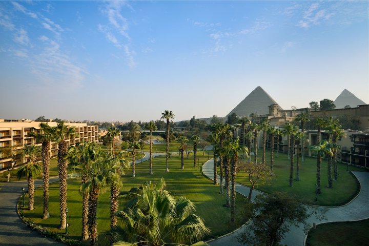 A 45 minutos de la ciudad de El Cairo volvió a recibir huéspedes un alojamiento legendario, desde el cual se ven además 7.000 años de historia. (Marriott Mena House)