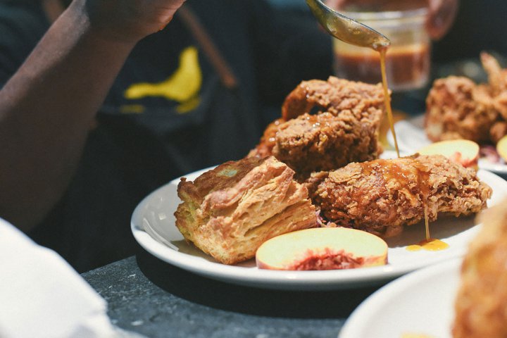 Esta cocina del sur de los EEUU traza una historia de la cultura negra desde la esclavitud hasta el presente. (June Baby)