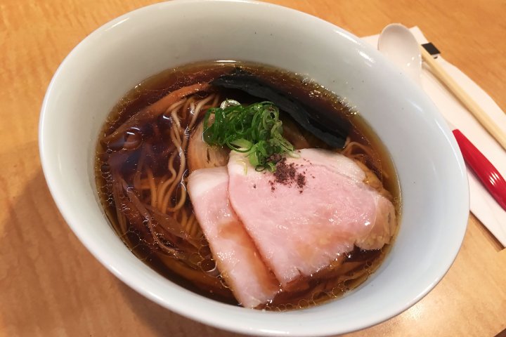 El chef Yuki Onishi comenzó con un límite de 150 sopas diarias: la gente hacía fila desde las 6 de la mañana por una. (Tsuta)