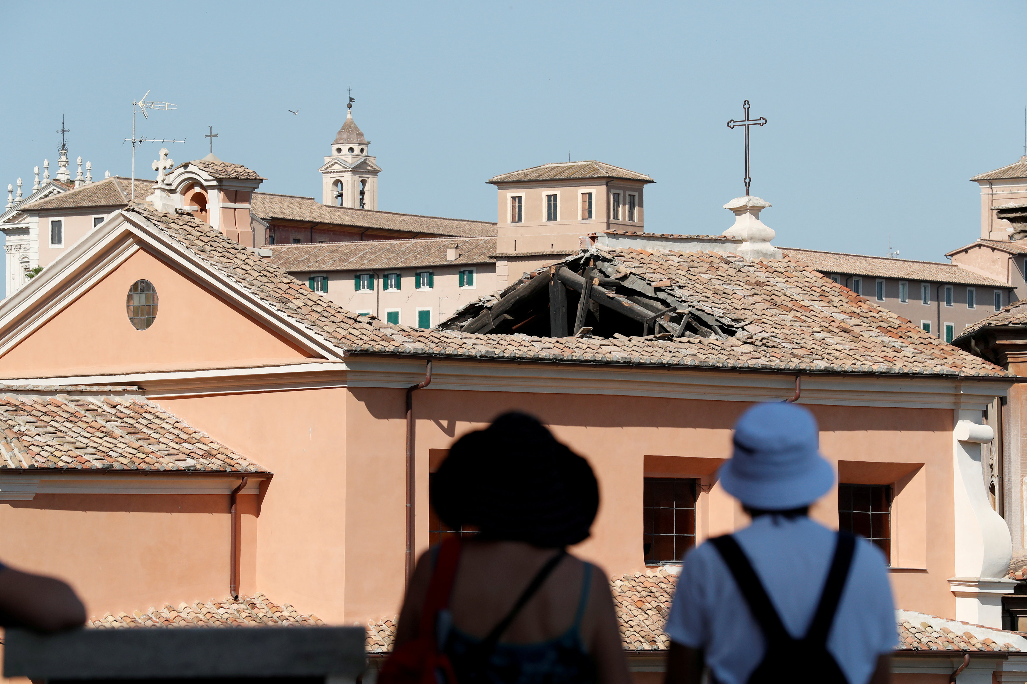 Dos personas observan el techo colapsado de la iglesia de San José de los Carpinteros (REUTERS/Alessandro Bianchi)