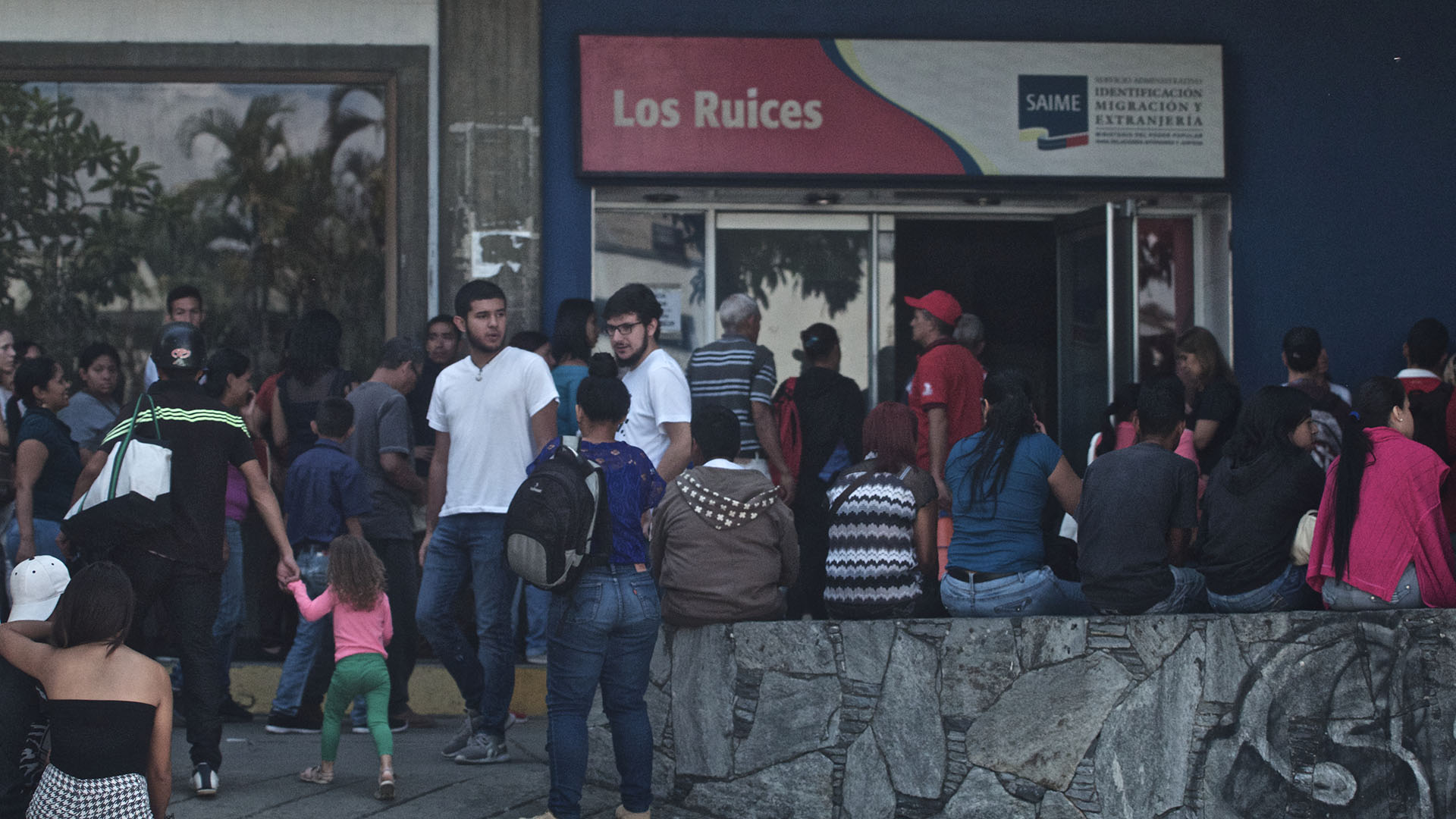 Cientos de personas hacen fila cada día en las oficinas del SAIME para intentar destrabar el trámite de su pasaporte (fotos: Cristhoferson Zamora)