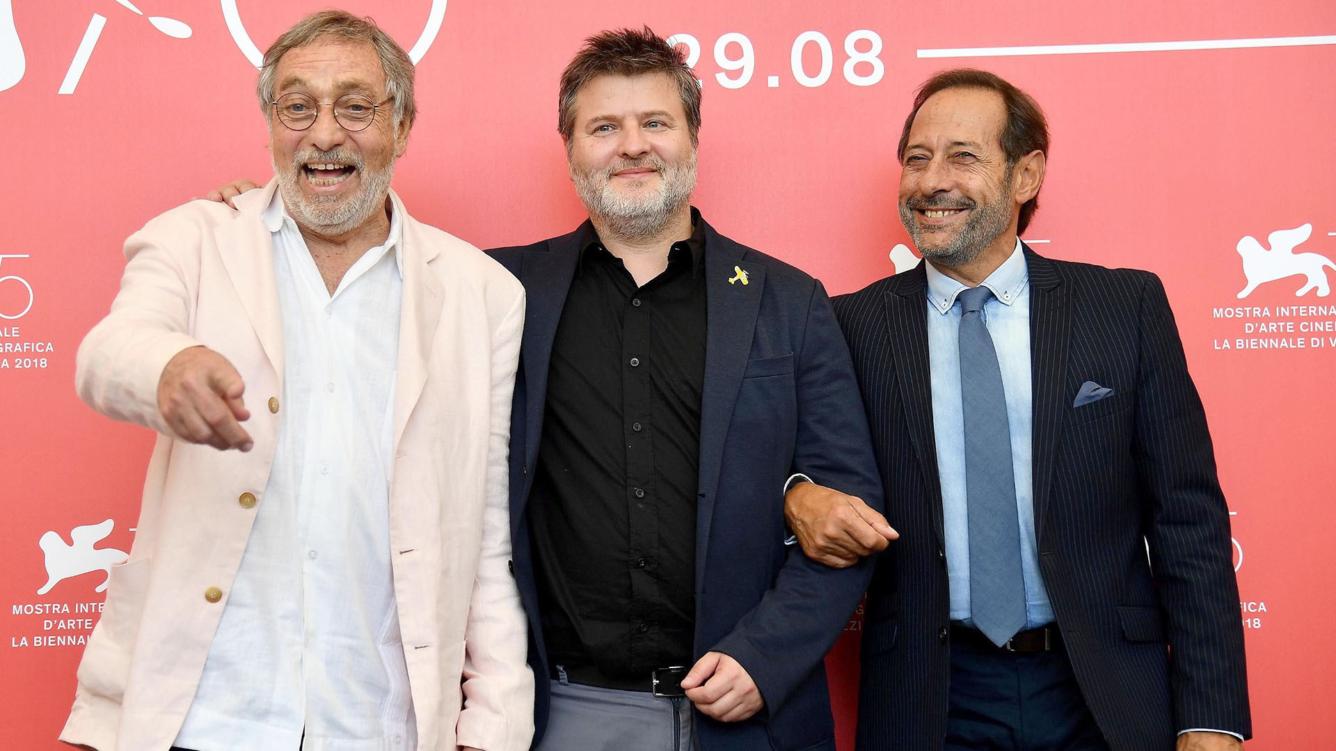El director Gastón Duprat y los actores Guillermo Francella y Luis Brandoni presentaron con éxito la película ”Mi obra maestra” durante el 75º Festival de Cine de Venecia (EFE/Ettore Ferrari)