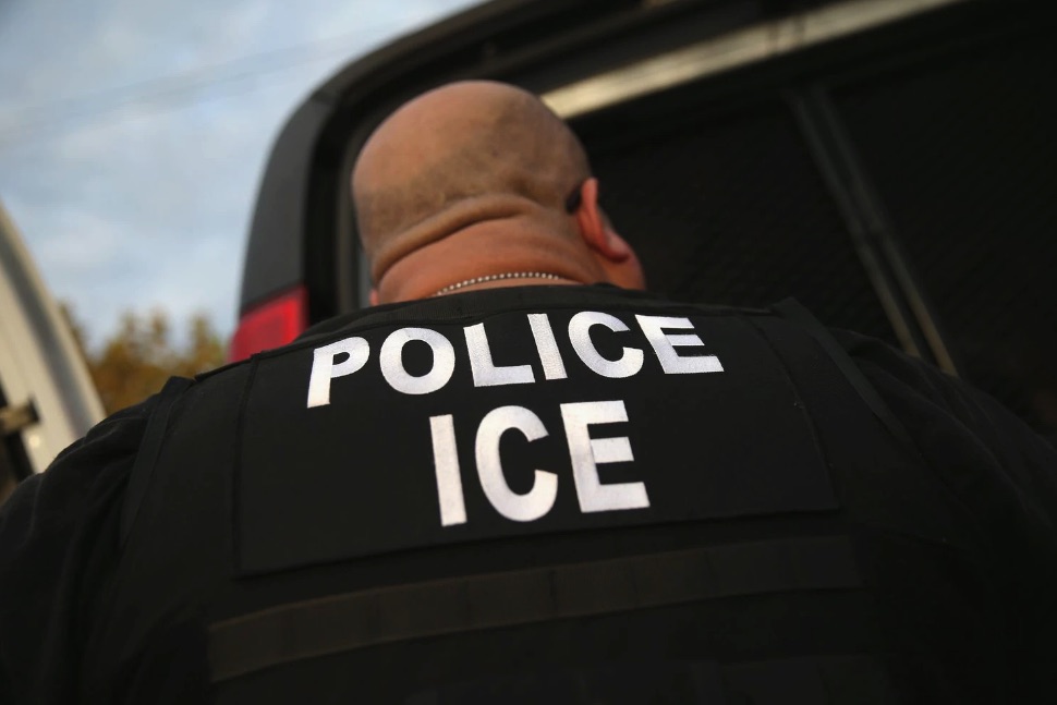 Un agente del Servicio de Inmigración y Control de Aduanas (ICE por sus siglas en inglés) en la ciudad de Los Ángeles (John Moore/Getty Images)