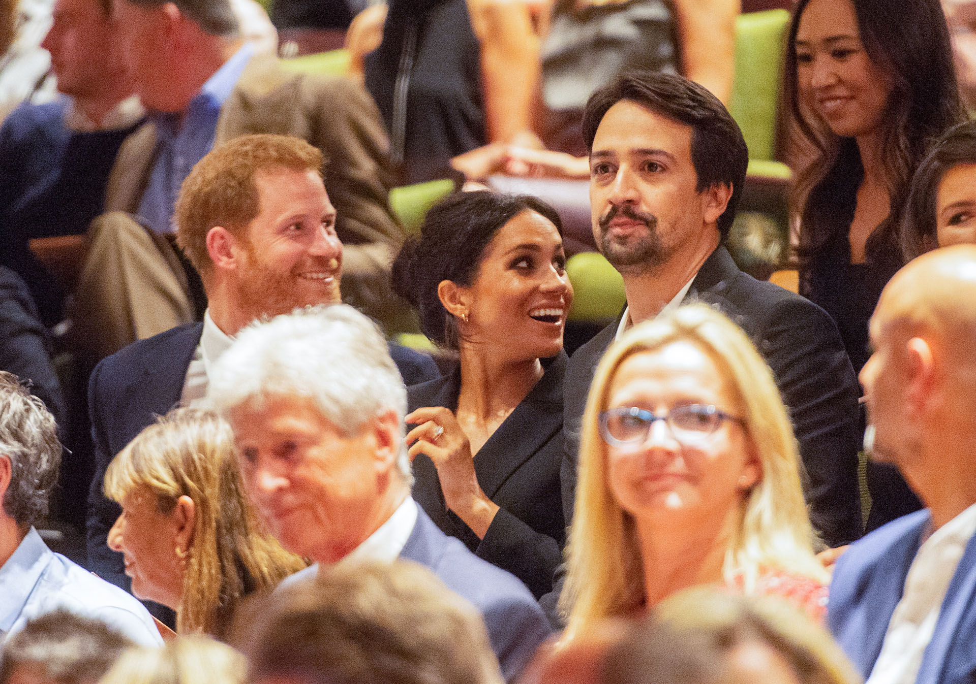 Harry y Meghan esperando que comience la función de teatro