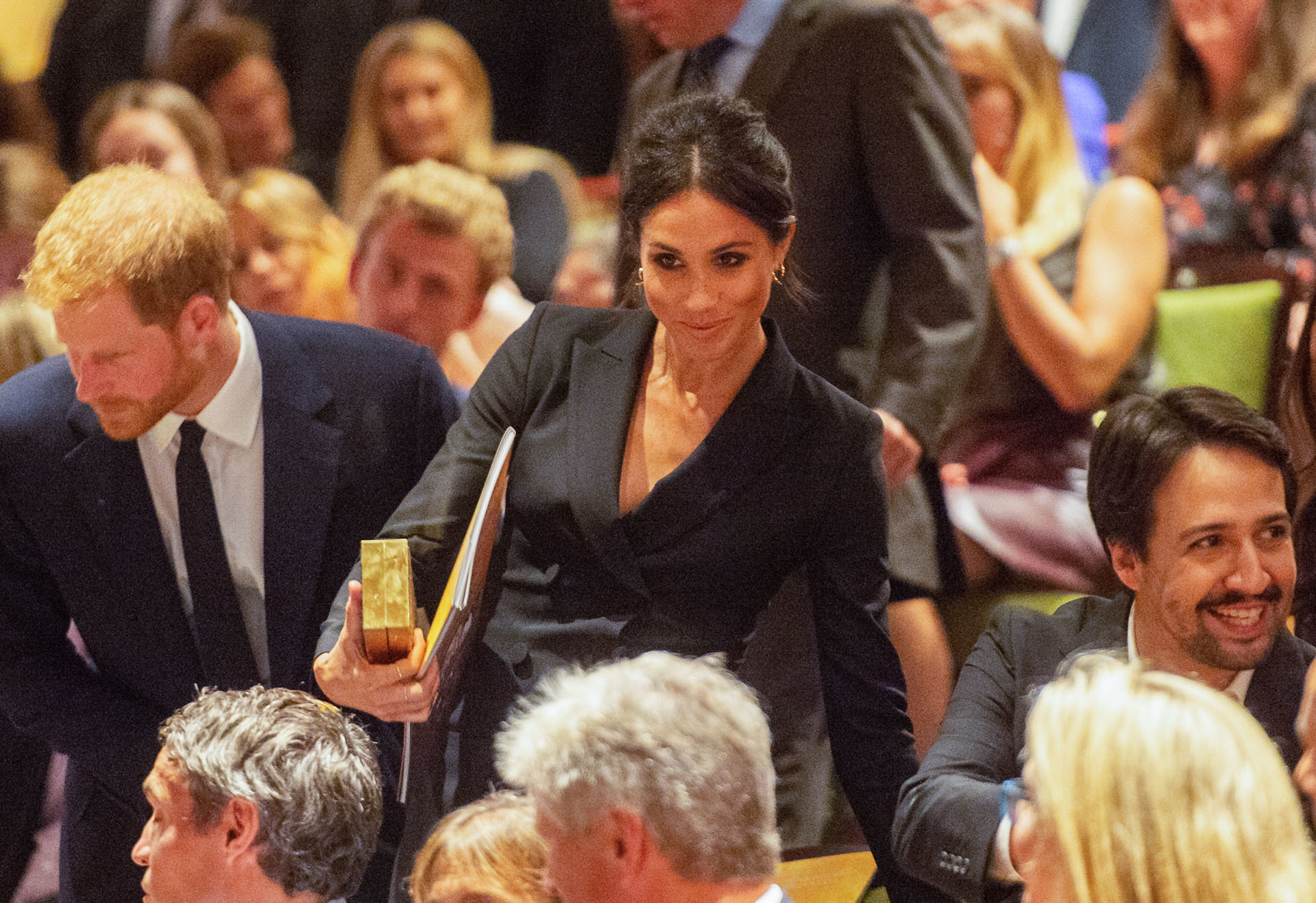 Los duques de Sussex se acomodan en las butacas del Victoria Palace Theatre, en Londres