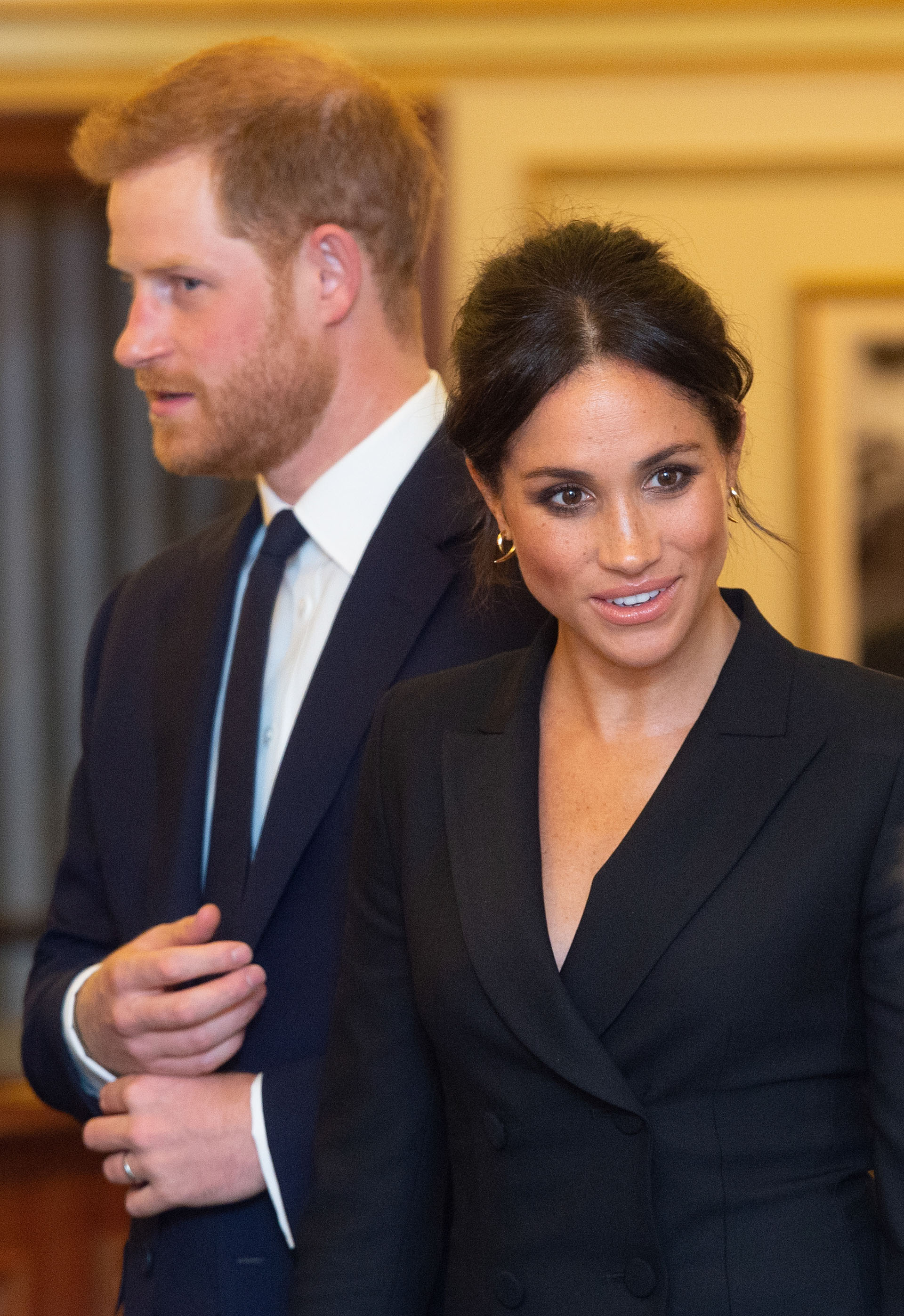 Meghan Markle, duquesa de Sussex, junto a su marido, el príncipe Harry, a su llegada a la función teatral de “Hamilton”, para apoyar la misión solidaria de Sentebale, la fundación que encabeza su esposo