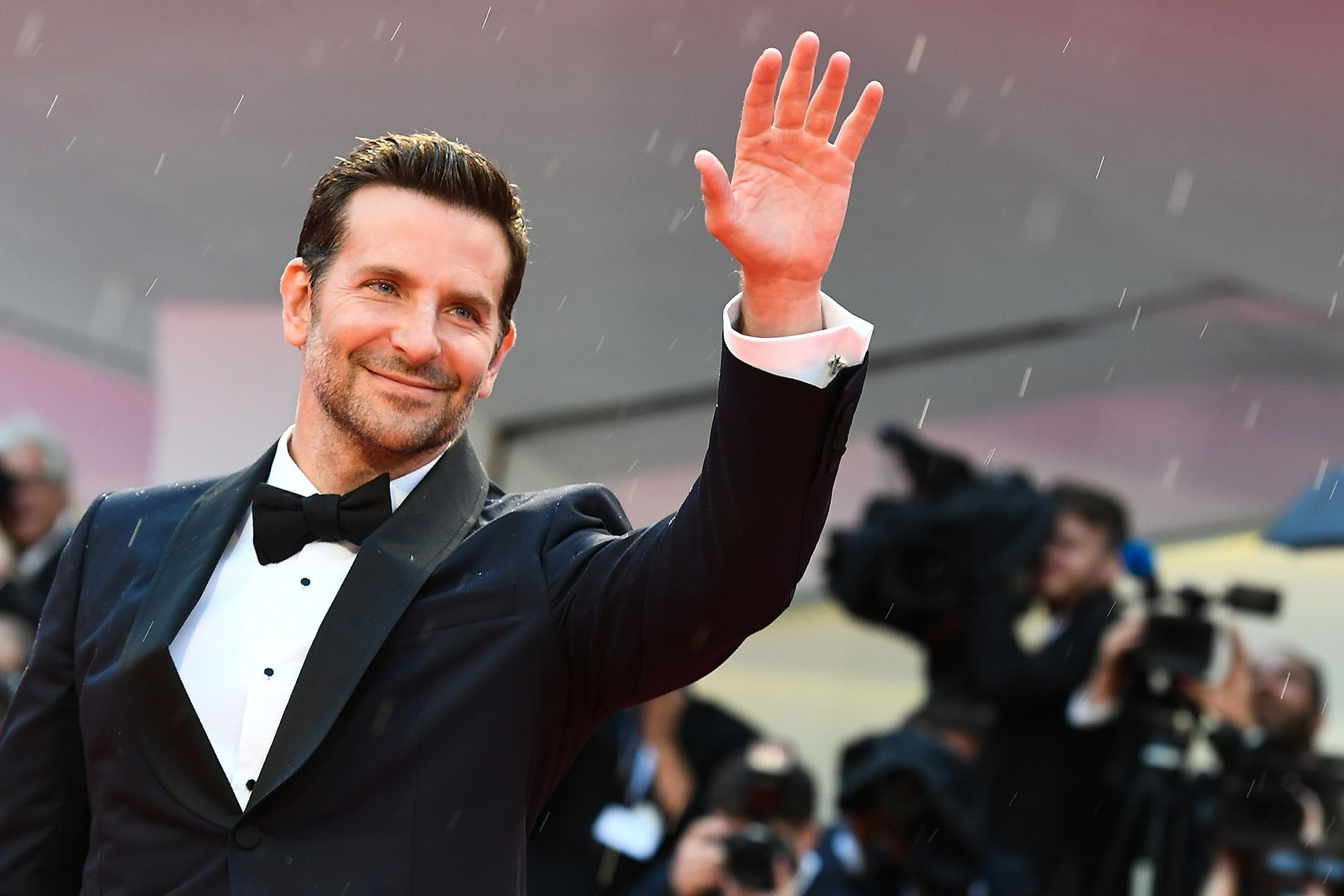 La llegada del protagonista masculino, Bradley Cooper, quien llegó a Venecia acompañado por su pareja, la modelo Irina Shayk